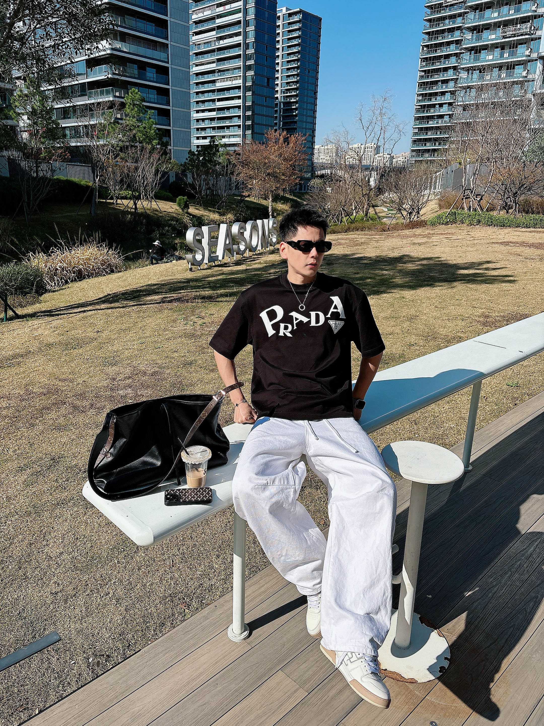 【 普拉达 2026春夏 · 高阶定制T恤】🔹 核心面料：秘鲁进口匹马棉 × 顶级丝光工艺🔹 核心体感：