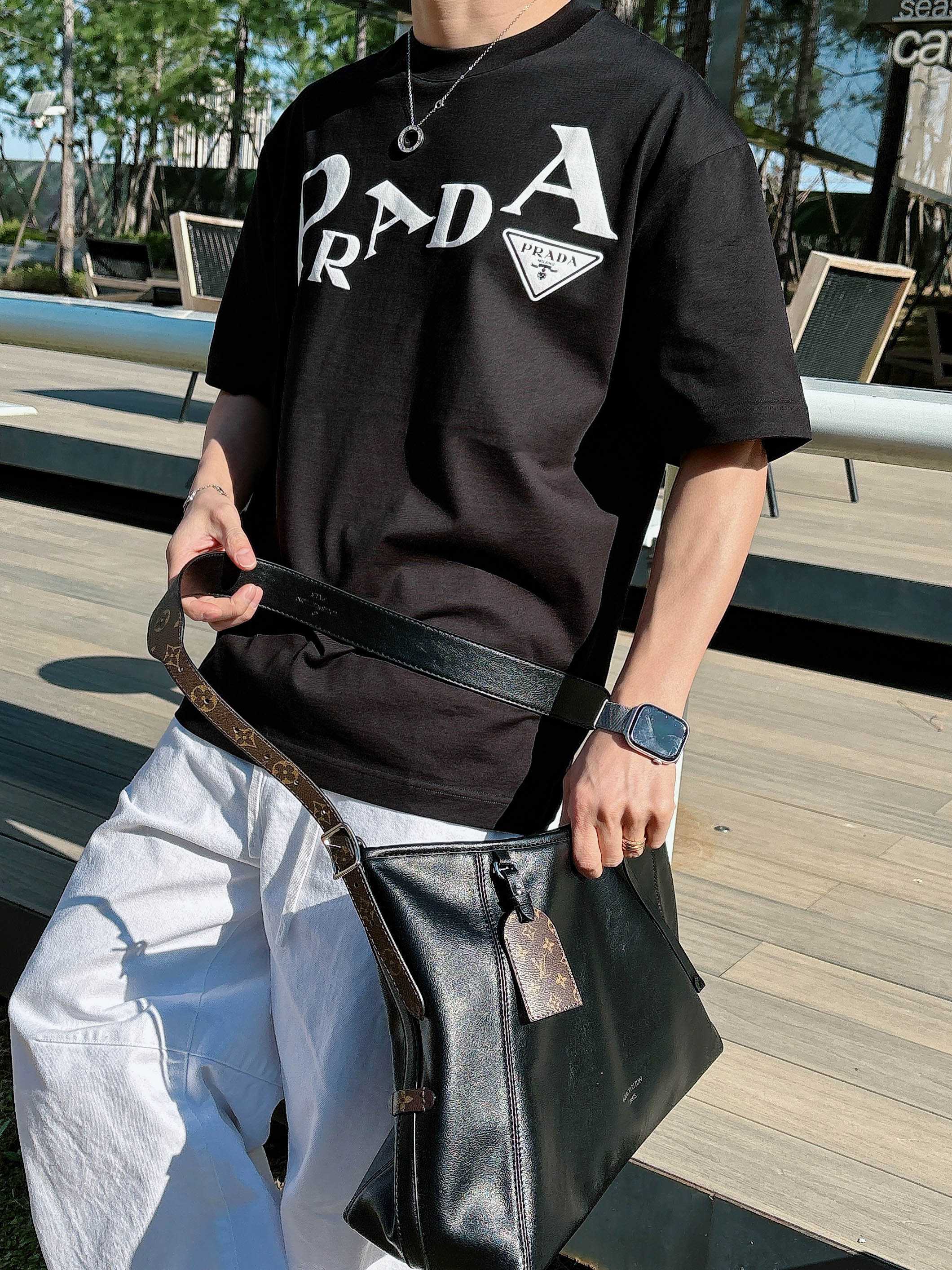 【 普拉达 2026春夏 · 高阶定制T恤】🔹 核心面料：秘鲁进口匹马棉 × 顶级丝光工艺🔹 核心体感：