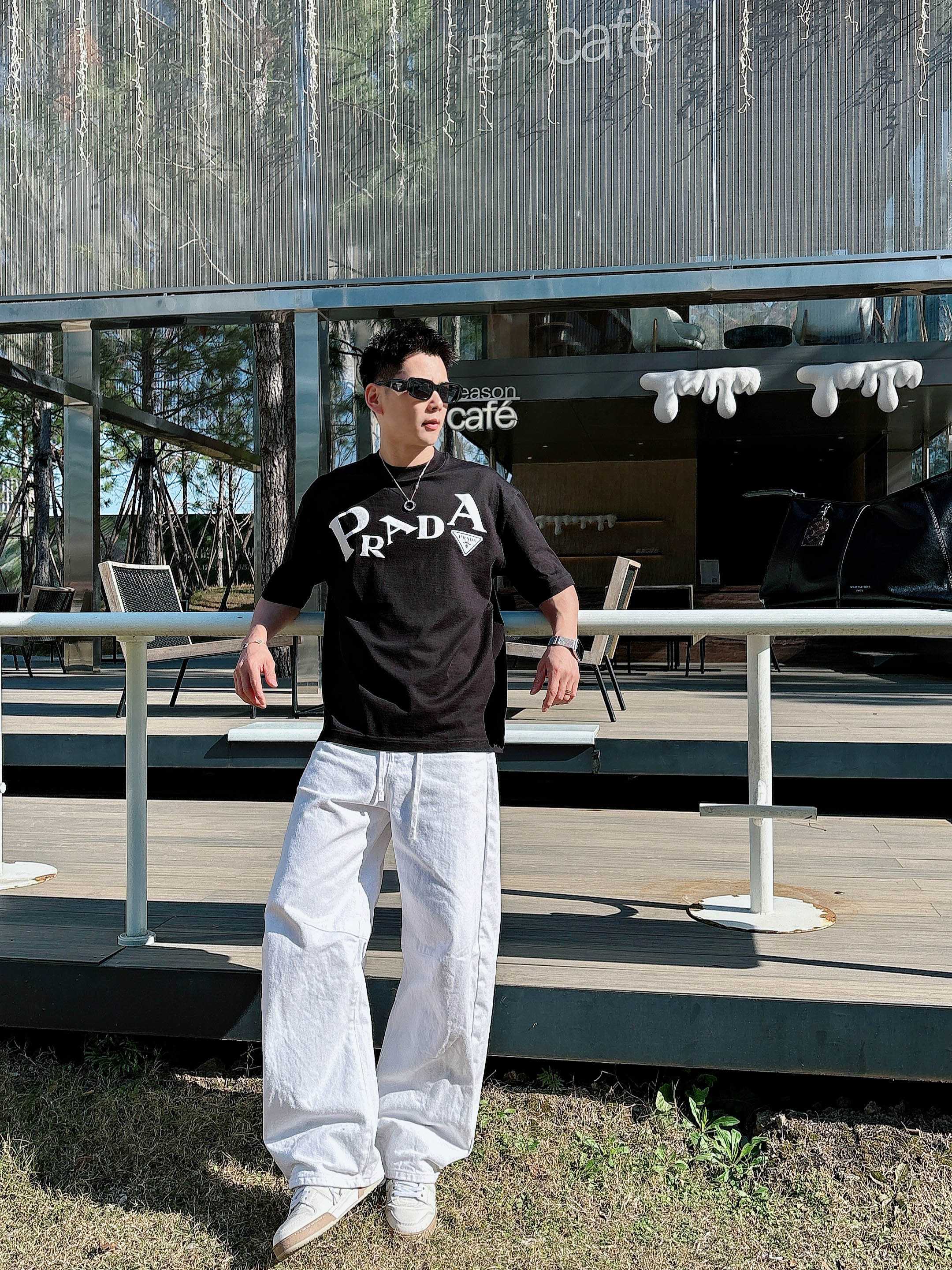 【 普拉达 2026春夏 · 高阶定制T恤】🔹 核心面料：秘鲁进口匹马棉 × 顶级丝光工艺🔹 核心体感：