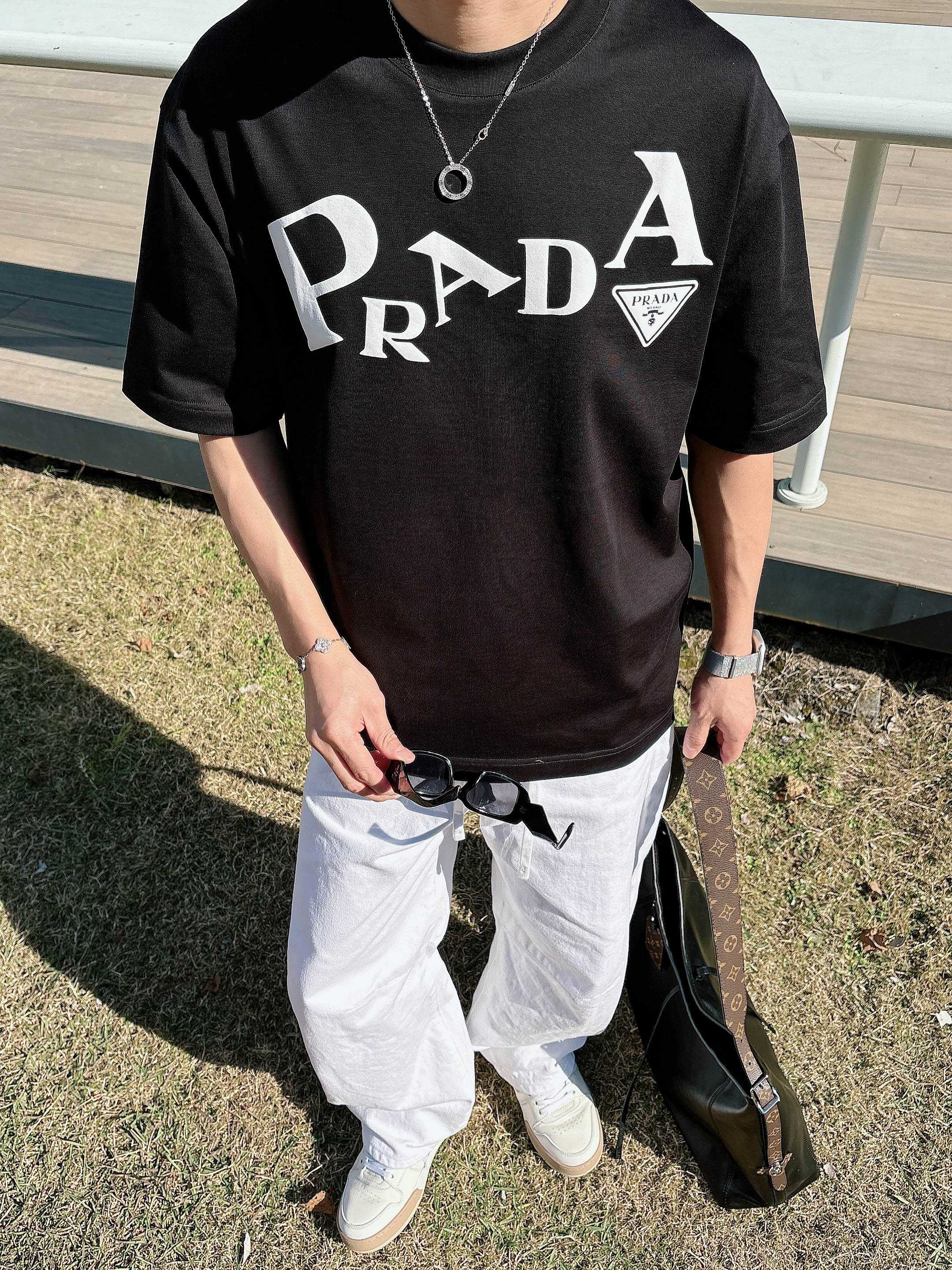 【 普拉达 2026春夏 · 高阶定制T恤】🔹 核心面料：秘鲁进口匹马棉 × 顶级丝光工艺🔹 核心体感：