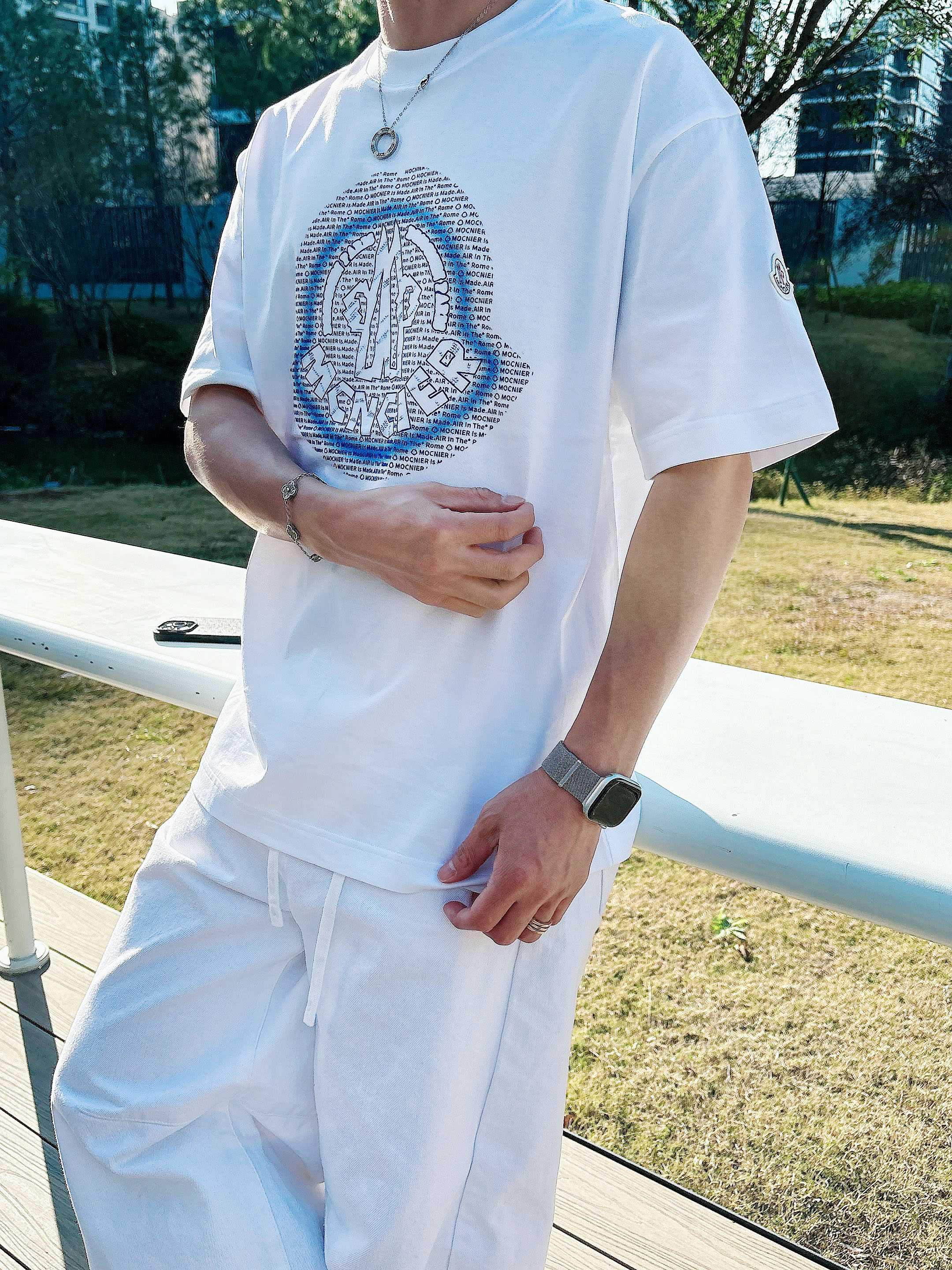 【 蒙口 2026春夏 · 高阶定制T恤】🔹 核心面料：秘鲁进口匹马棉 × 顶级丝光工艺🔹 核心体感：蚕