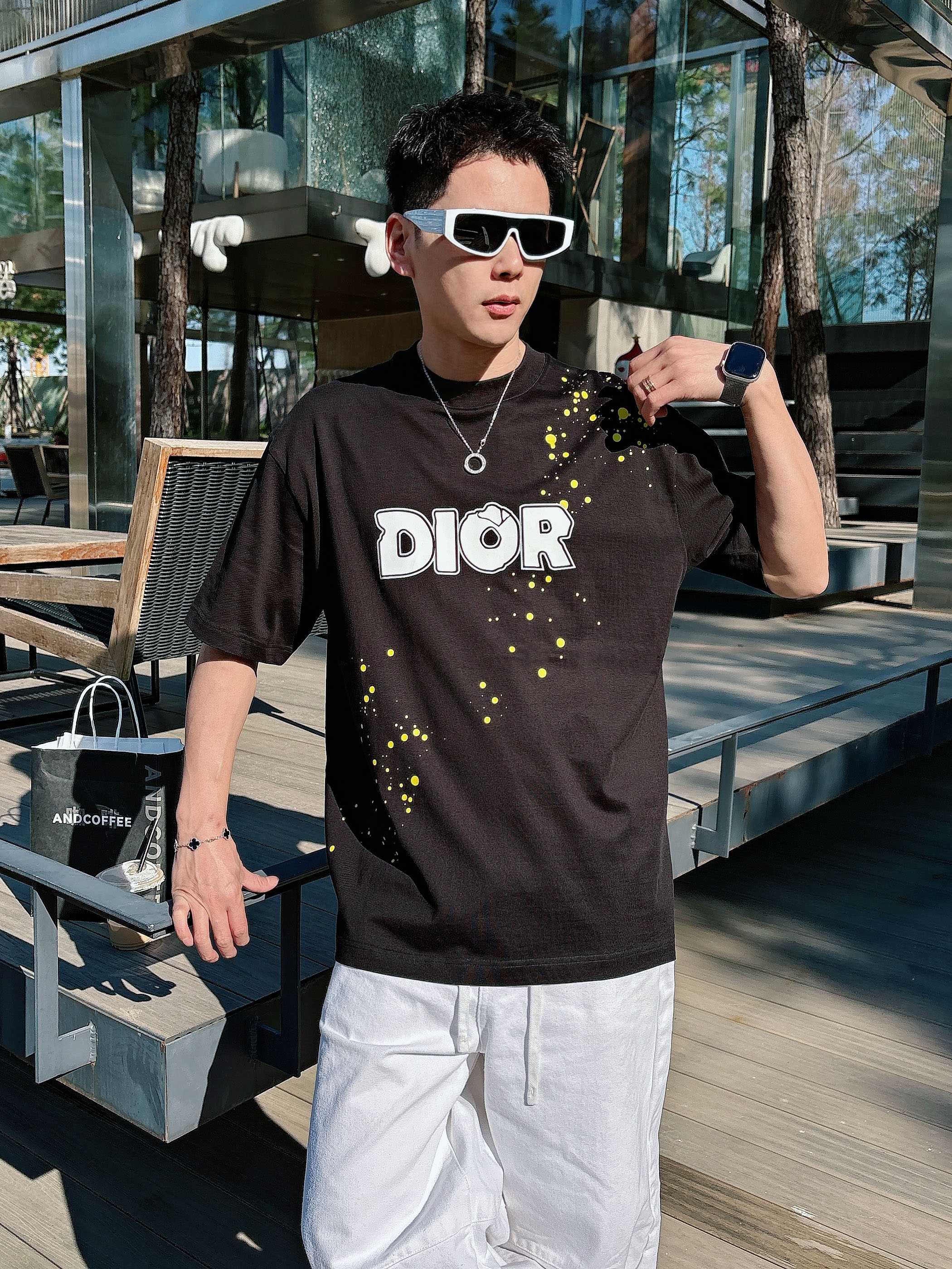 【 迪奥 2026春夏 · 高阶定制T恤】🔹 核心面料：秘鲁进口匹马棉 × 顶级丝光工艺🔹 核心体感：蚕