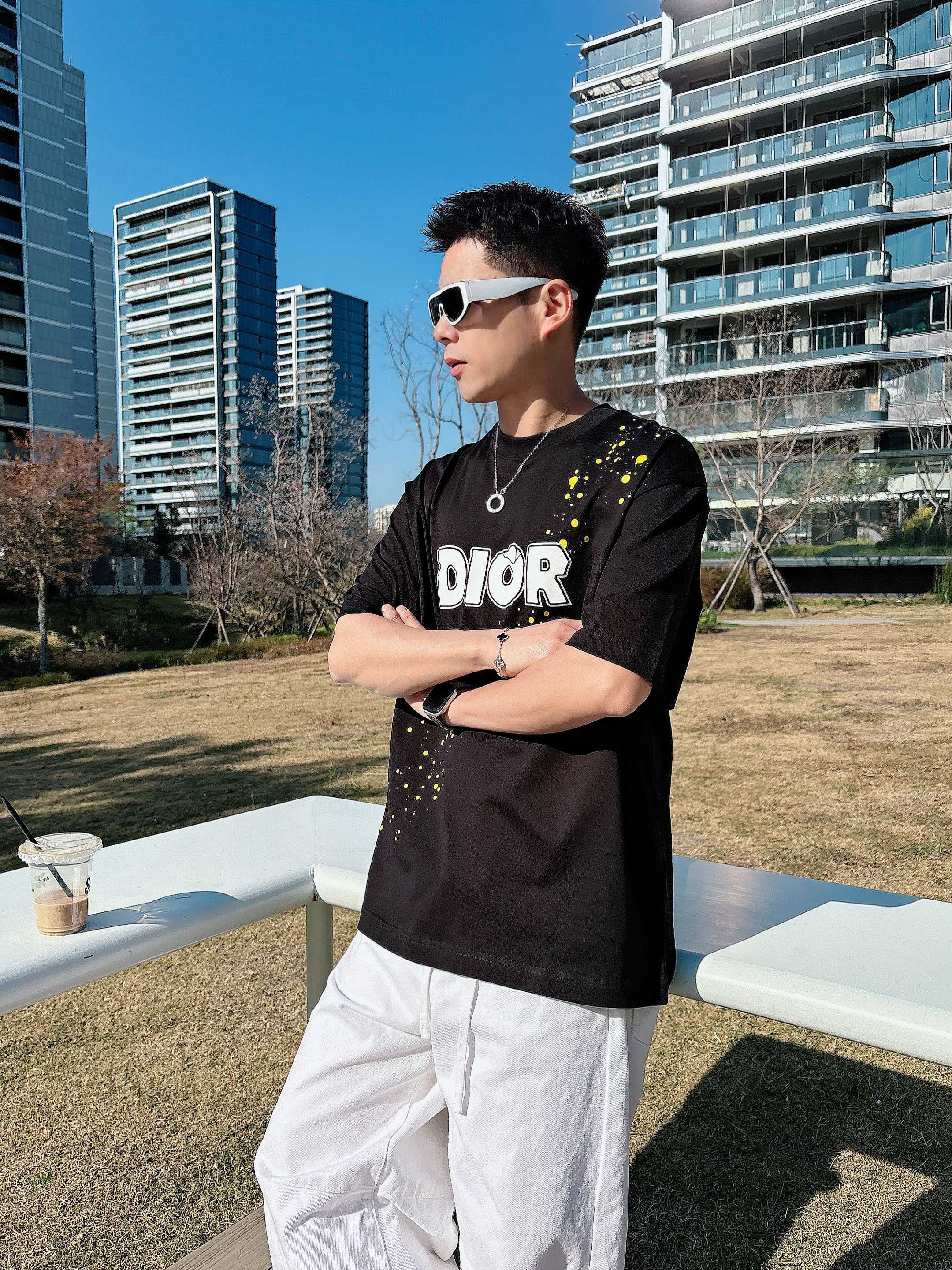 【 迪奥 2026春夏 · 高阶定制T恤】🔹 核心面料：秘鲁进口匹马棉 × 顶级丝光工艺🔹 核心体感：蚕