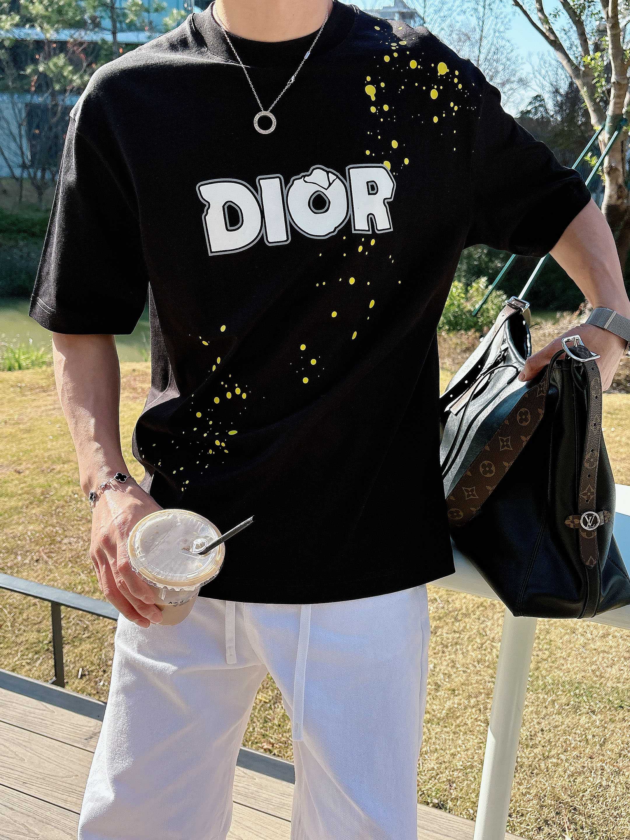 【 迪奥 2026春夏 · 高阶定制T恤】🔹 核心面料：秘鲁进口匹马棉 × 顶级丝光工艺🔹 核心体感：蚕