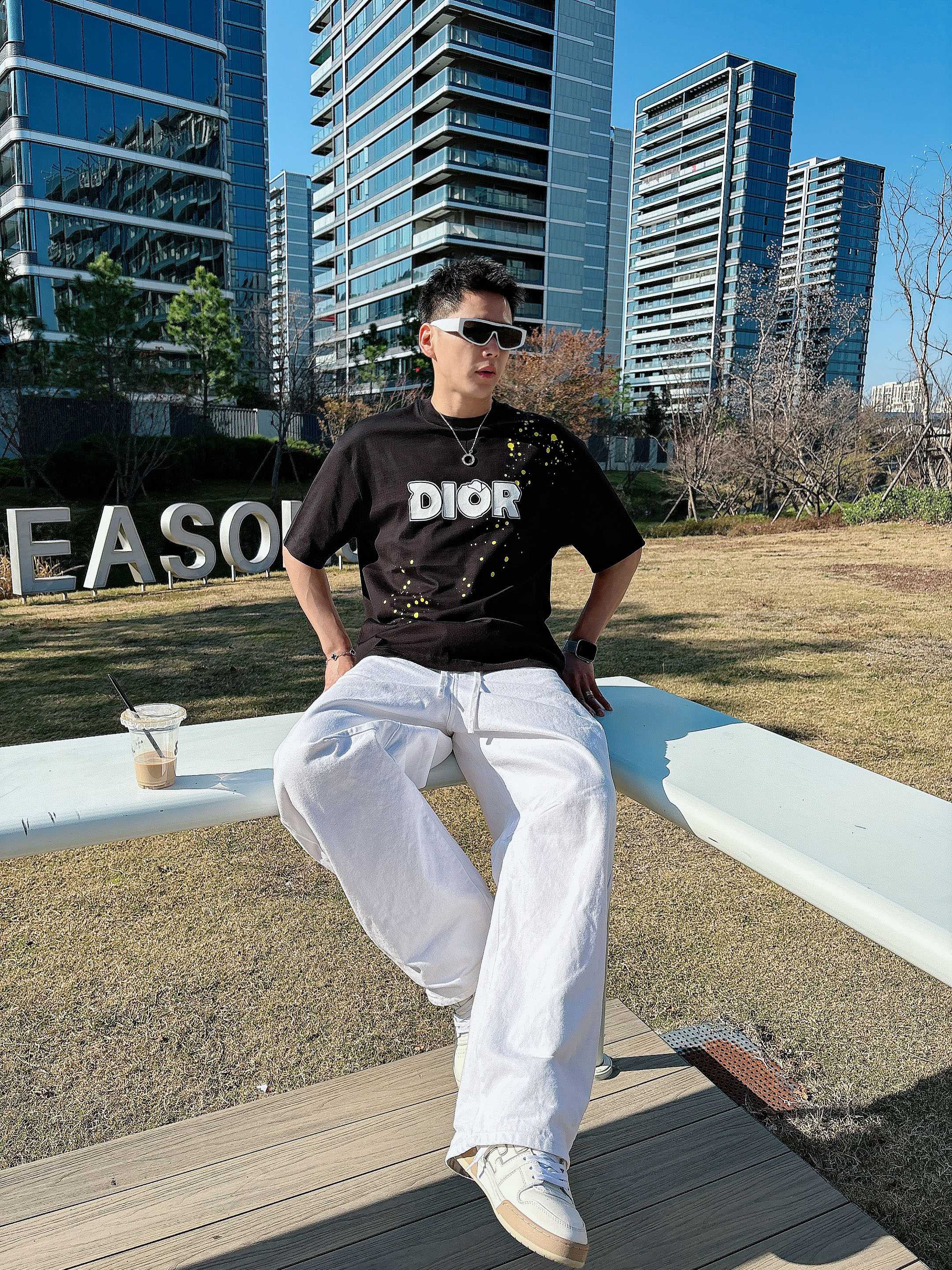 【 迪奥 2026春夏 · 高阶定制T恤】🔹 核心面料：秘鲁进口匹马棉 × 顶级丝光工艺🔹 核心体感：蚕