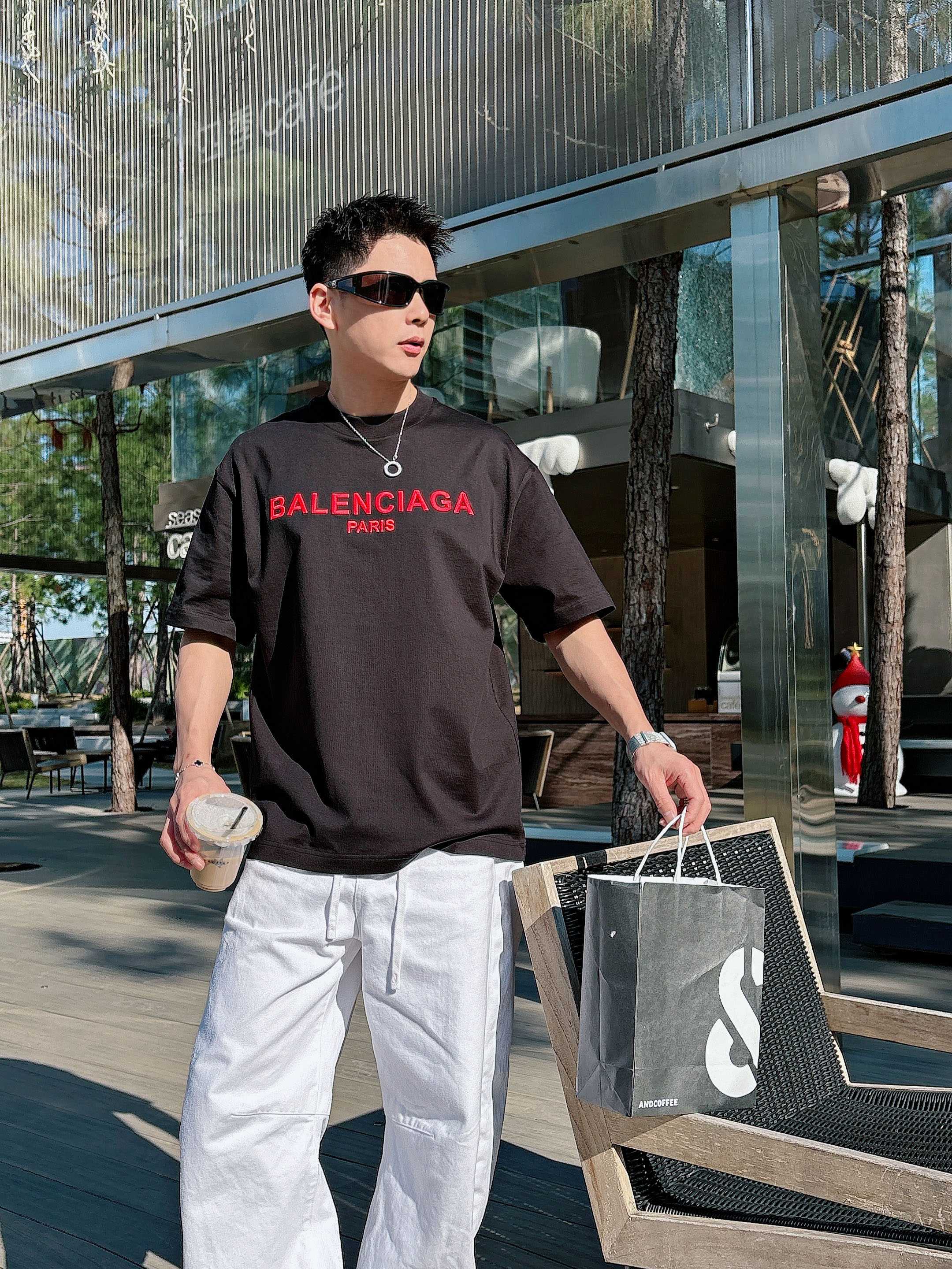 【 巴黎世家 2026春夏 · 高阶定制T恤】🔹 核心面料：秘鲁进口匹马棉 × 顶级丝光工艺🔹 核心体感