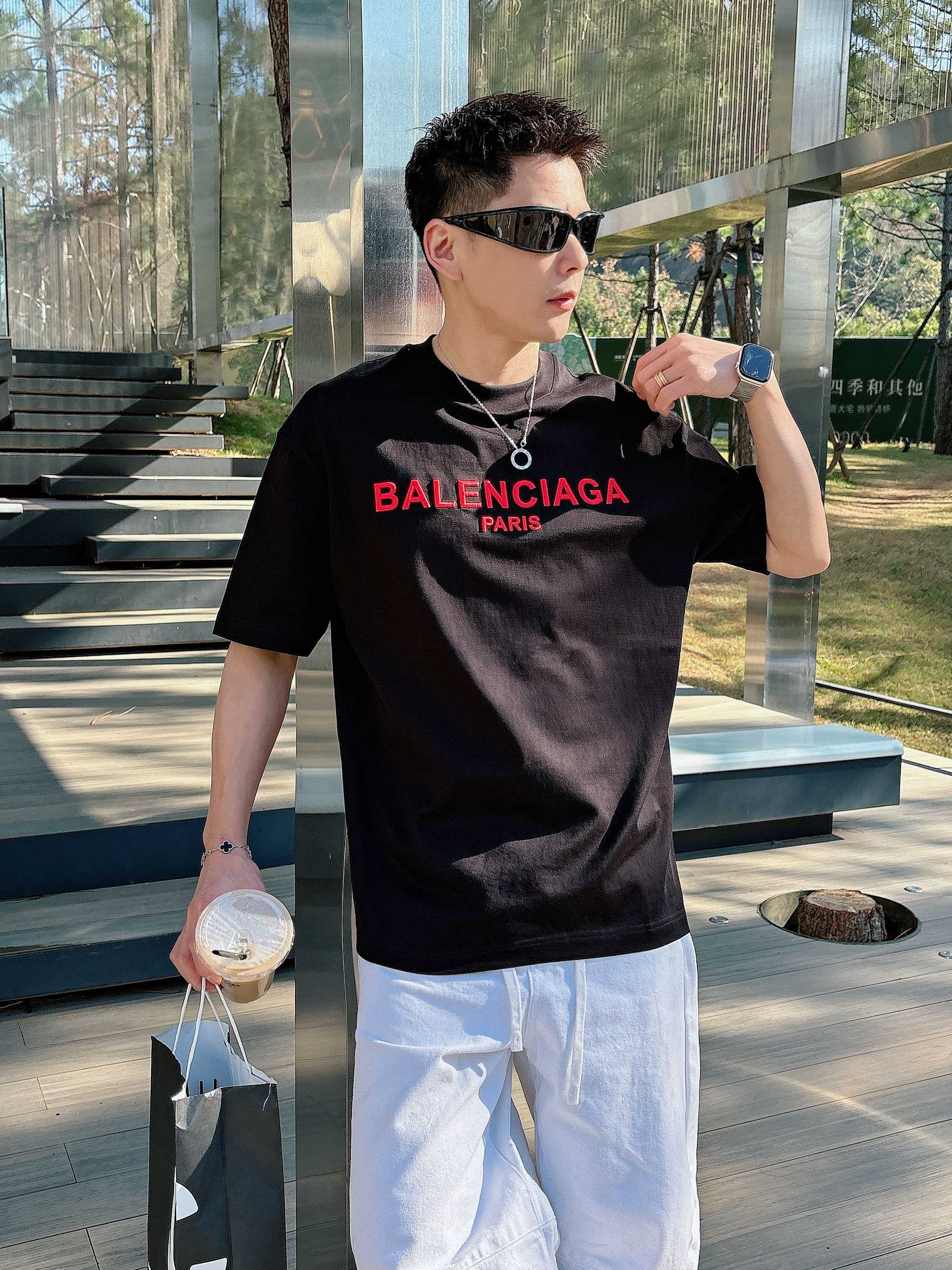 【 巴黎世家 2026春夏 · 高阶定制T恤】🔹 核心面料：秘鲁进口匹马棉 × 顶级丝光工艺🔹 核心体感