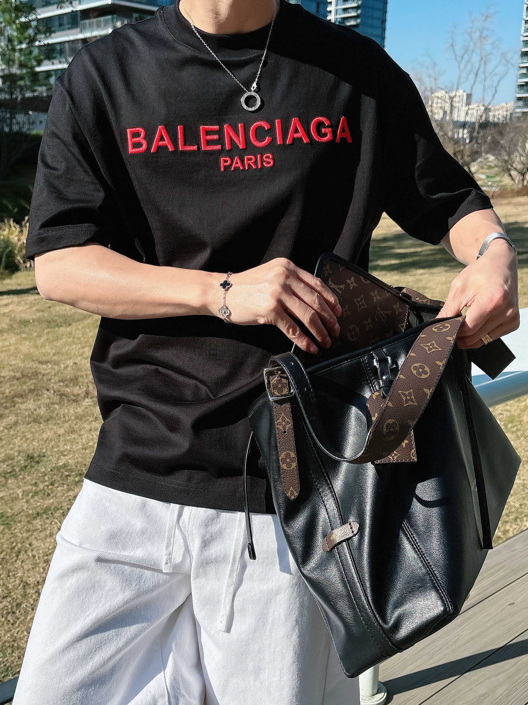 【 巴黎世家 2026春夏 · 高阶定制T恤】🔹 核心面料：秘鲁进口匹马棉 × 顶级丝光工艺🔹 核心体感