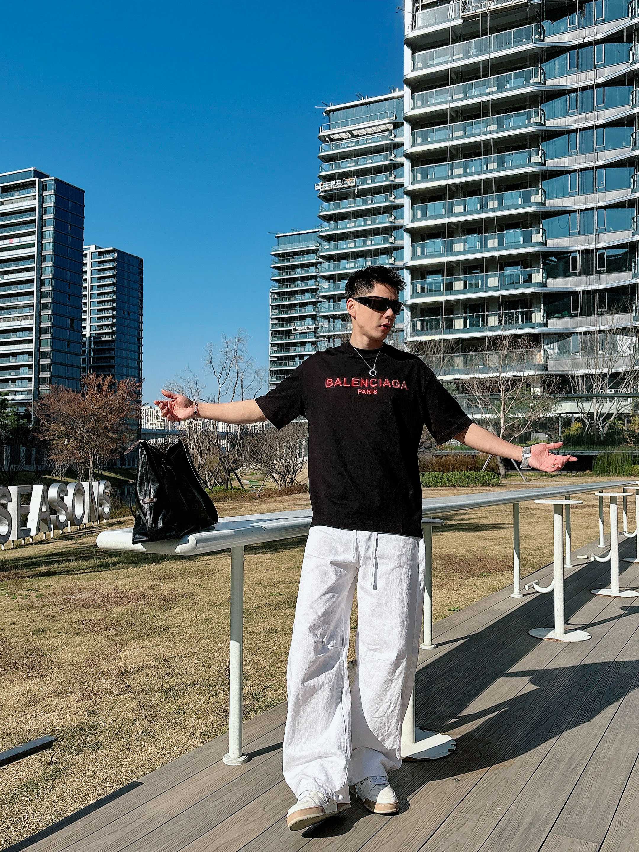 【 巴黎世家 2026春夏 · 高阶定制T恤】🔹 核心面料：秘鲁进口匹马棉 × 顶级丝光工艺🔹 核心体感