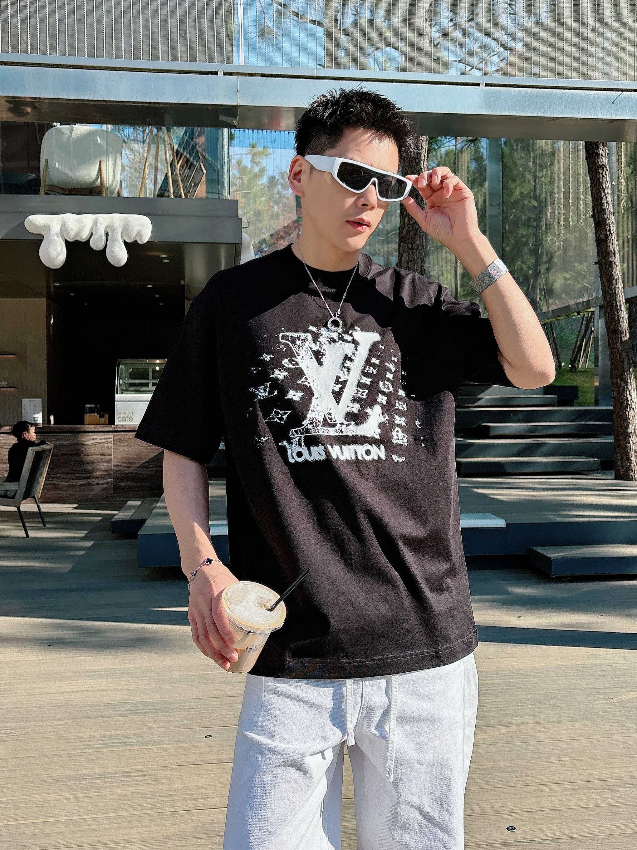 【 LV 2026春夏 · 高阶定制T恤】🔹 核心面料：秘鲁进口匹马棉 × 顶级丝光工艺🔹 核心体感：蚕