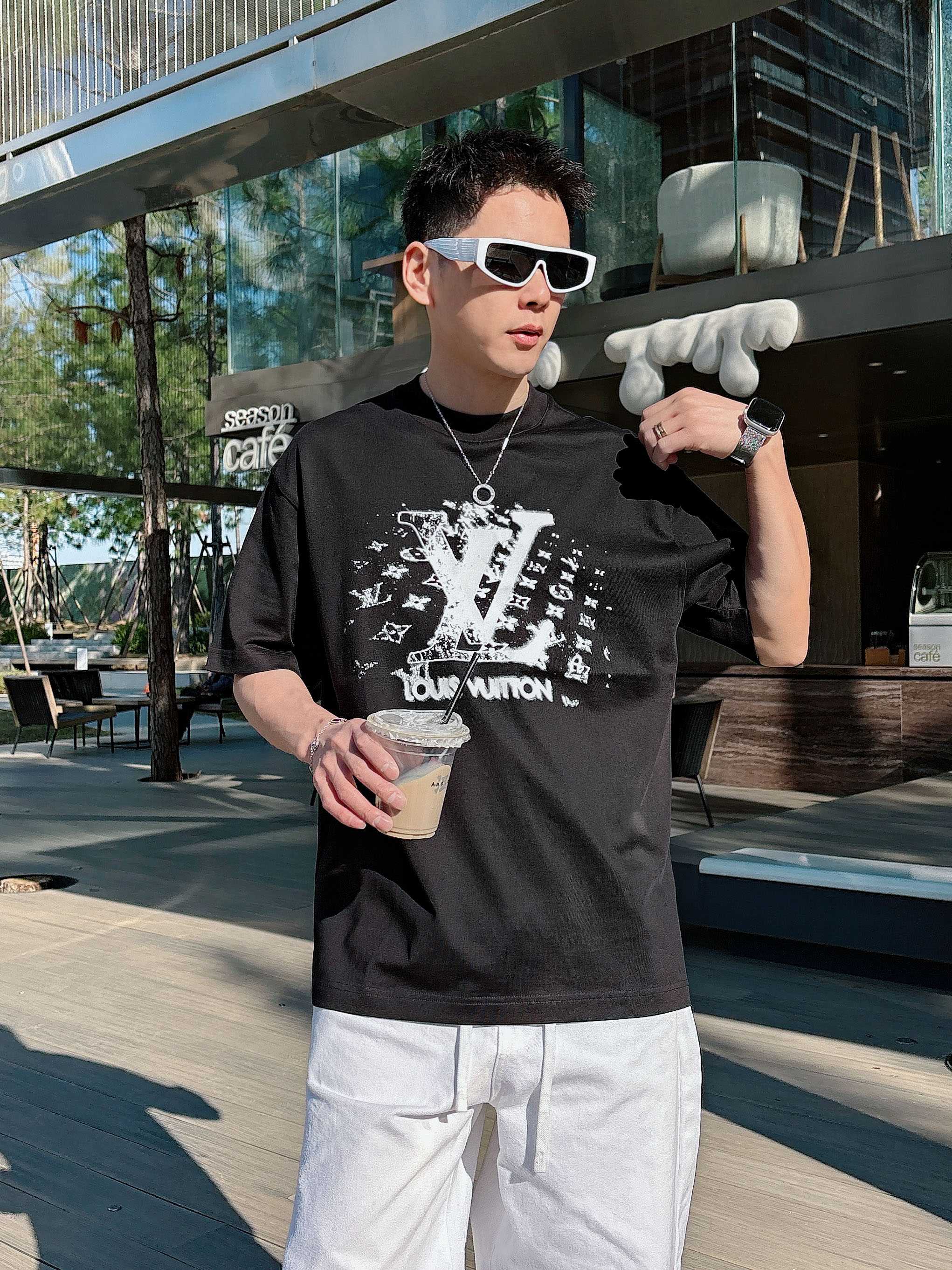 【 LV 2026春夏 · 高阶定制T恤】🔹 核心面料：秘鲁进口匹马棉 × 顶级丝光工艺🔹 核心体感：蚕