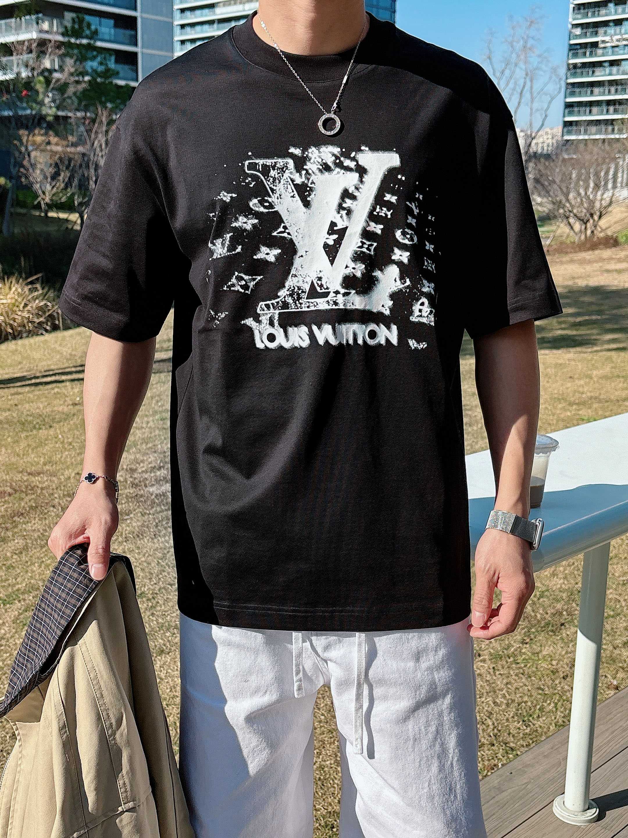 【 LV 2026春夏 · 高阶定制T恤】🔹 核心面料：秘鲁进口匹马棉 × 顶级丝光工艺🔹 核心体感：蚕