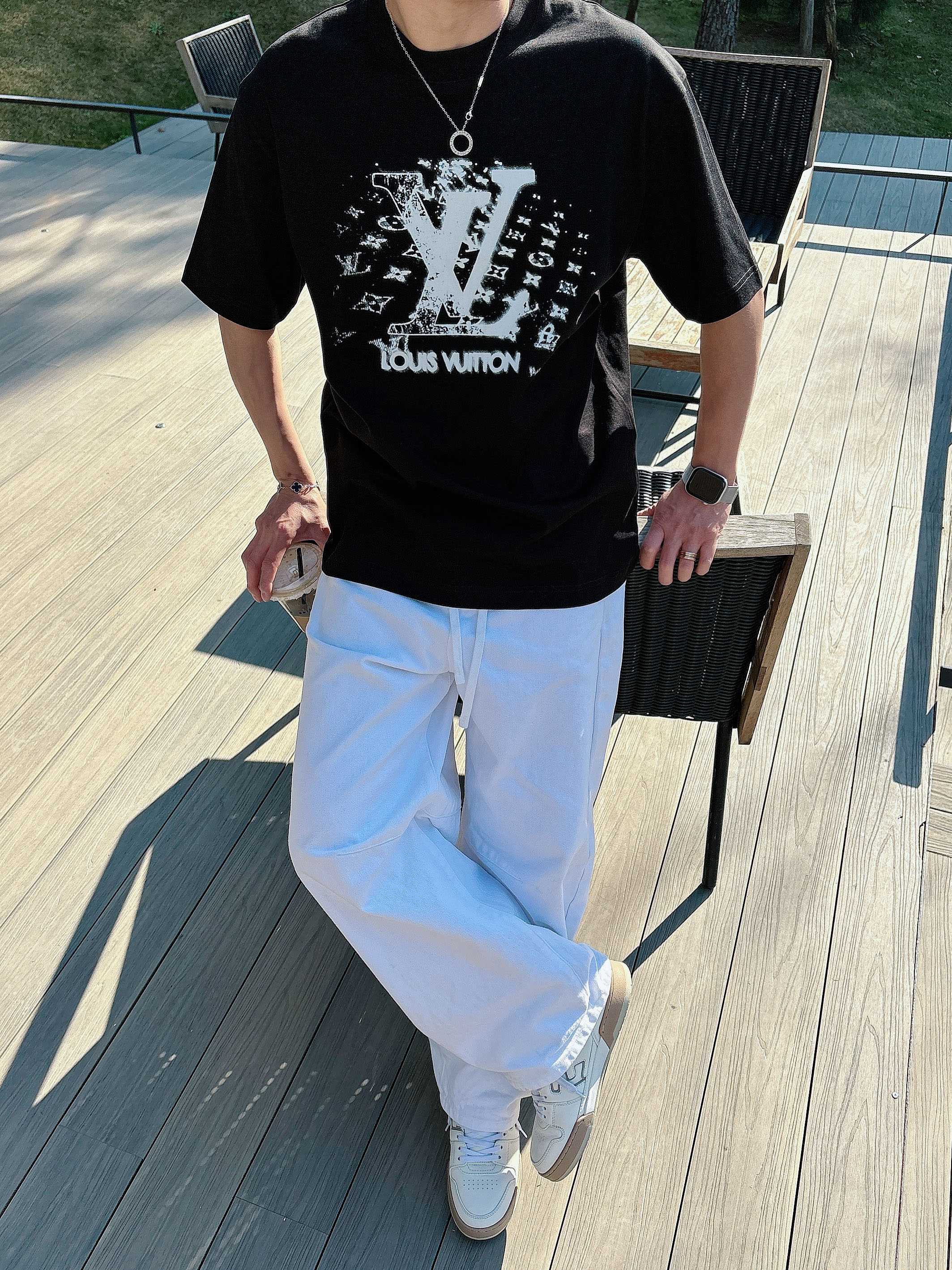 【 LV 2026春夏 · 高阶定制T恤】🔹 核心面料：秘鲁进口匹马棉 × 顶级丝光工艺🔹 核心体感：蚕