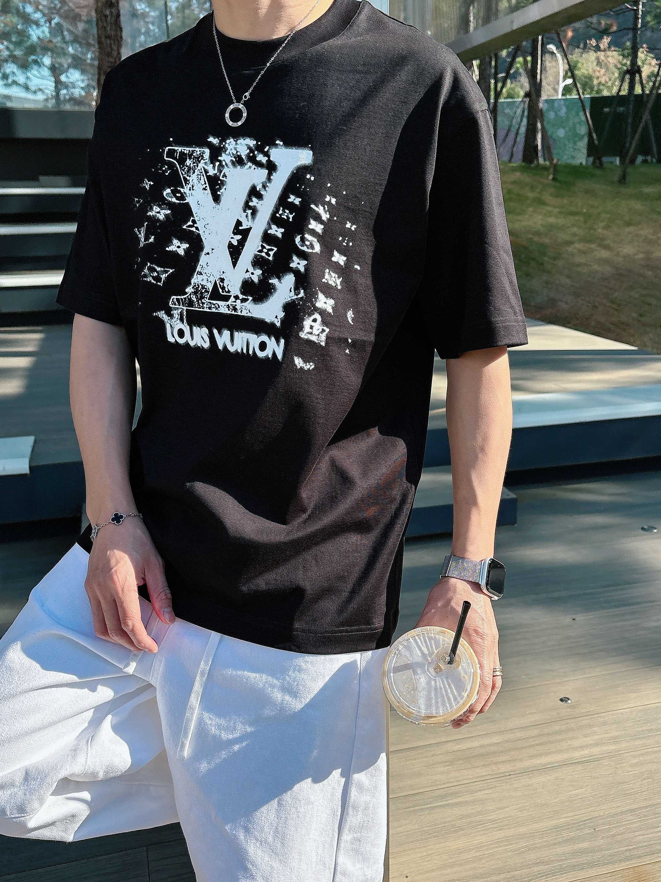 【 LV 2026春夏 · 高阶定制T恤】🔹 核心面料：秘鲁进口匹马棉 × 顶级丝光工艺🔹 核心体感：蚕