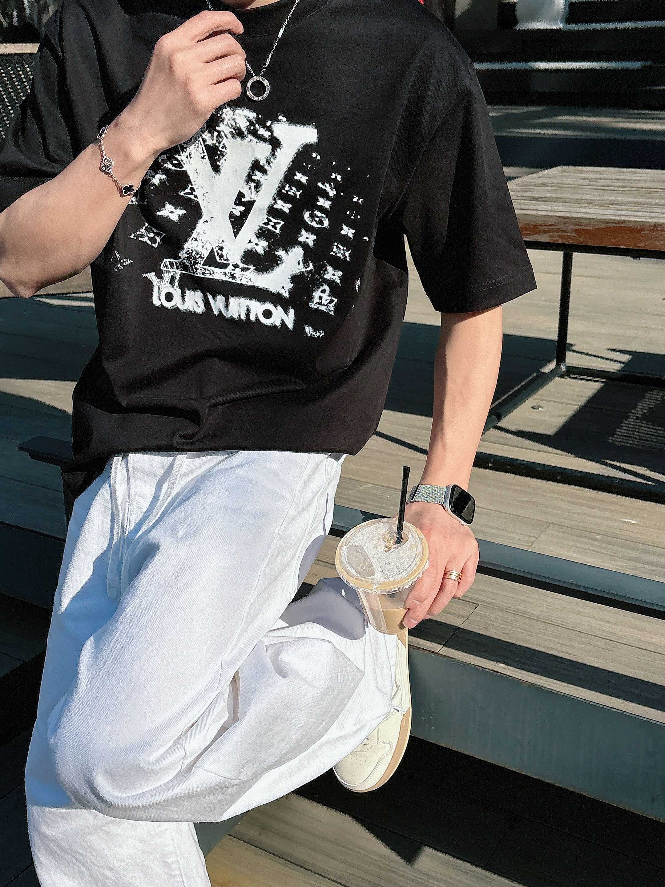 【 LV 2026春夏 · 高阶定制T恤】🔹 核心面料：秘鲁进口匹马棉 × 顶级丝光工艺🔹 核心体感：蚕