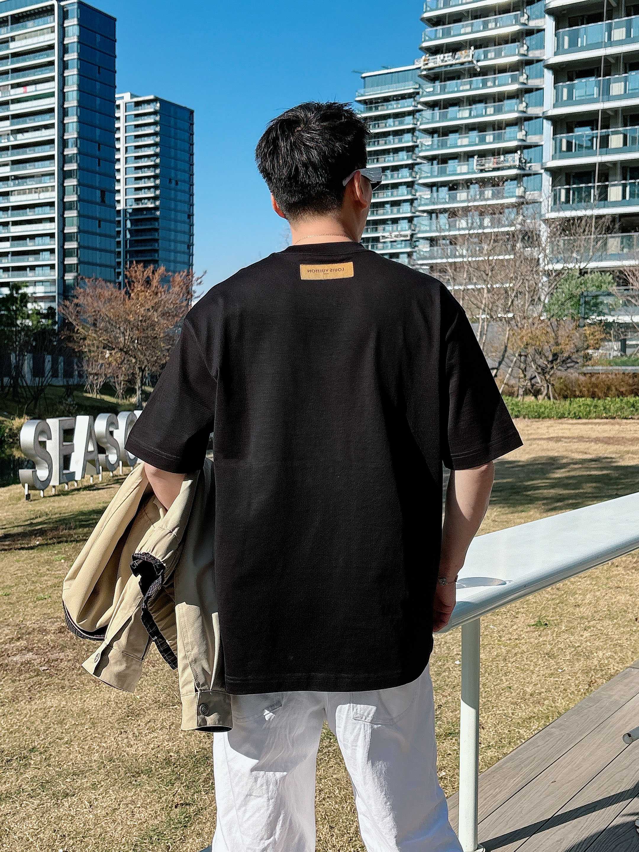 【 LV 2026春夏 · 高阶定制T恤】🔹 核心面料：秘鲁进口匹马棉 × 顶级丝光工艺🔹 核心体感：蚕