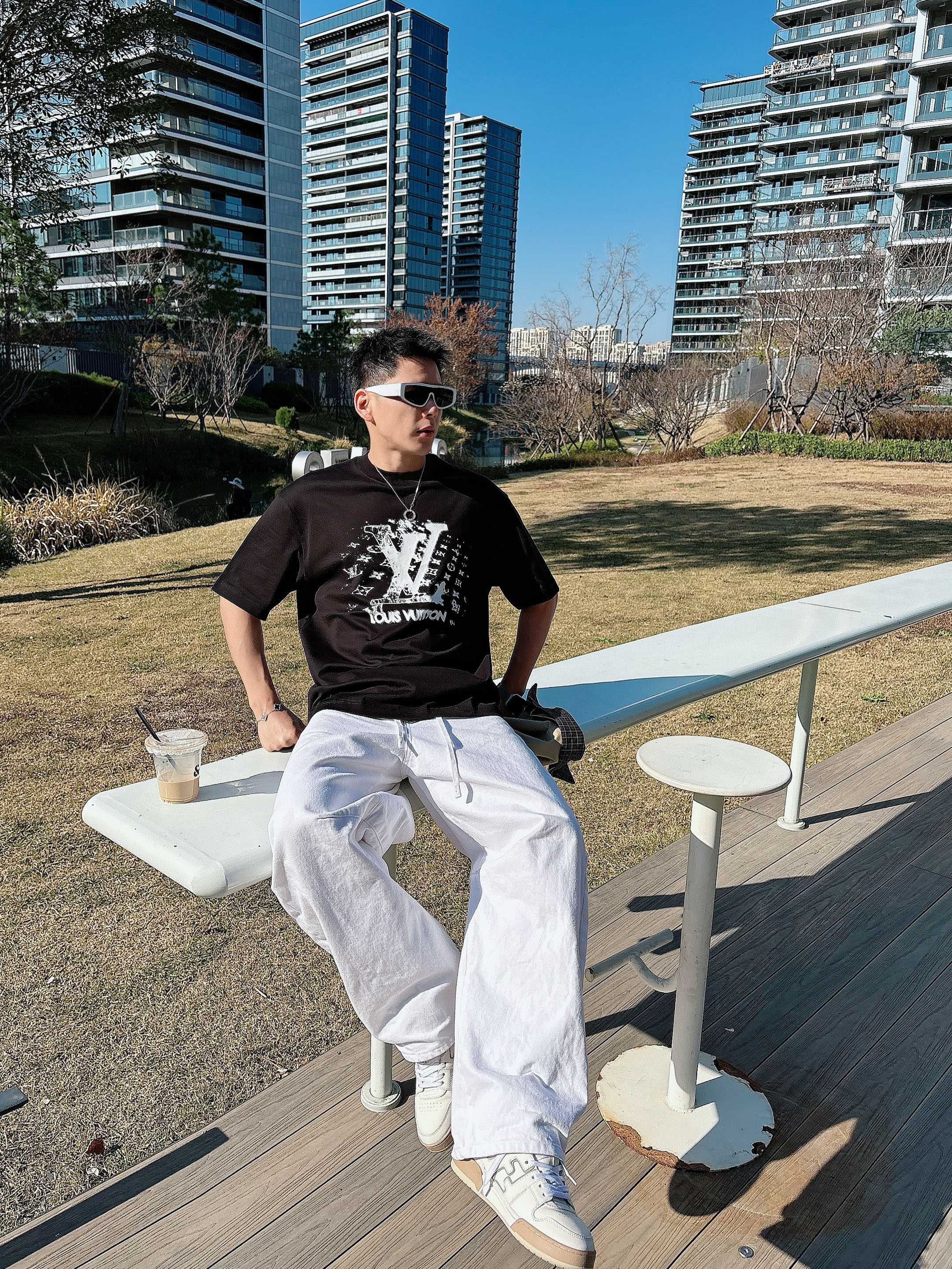 【 LV 2026春夏 · 高阶定制T恤】🔹 核心面料：秘鲁进口匹马棉 × 顶级丝光工艺🔹 核心体感：蚕