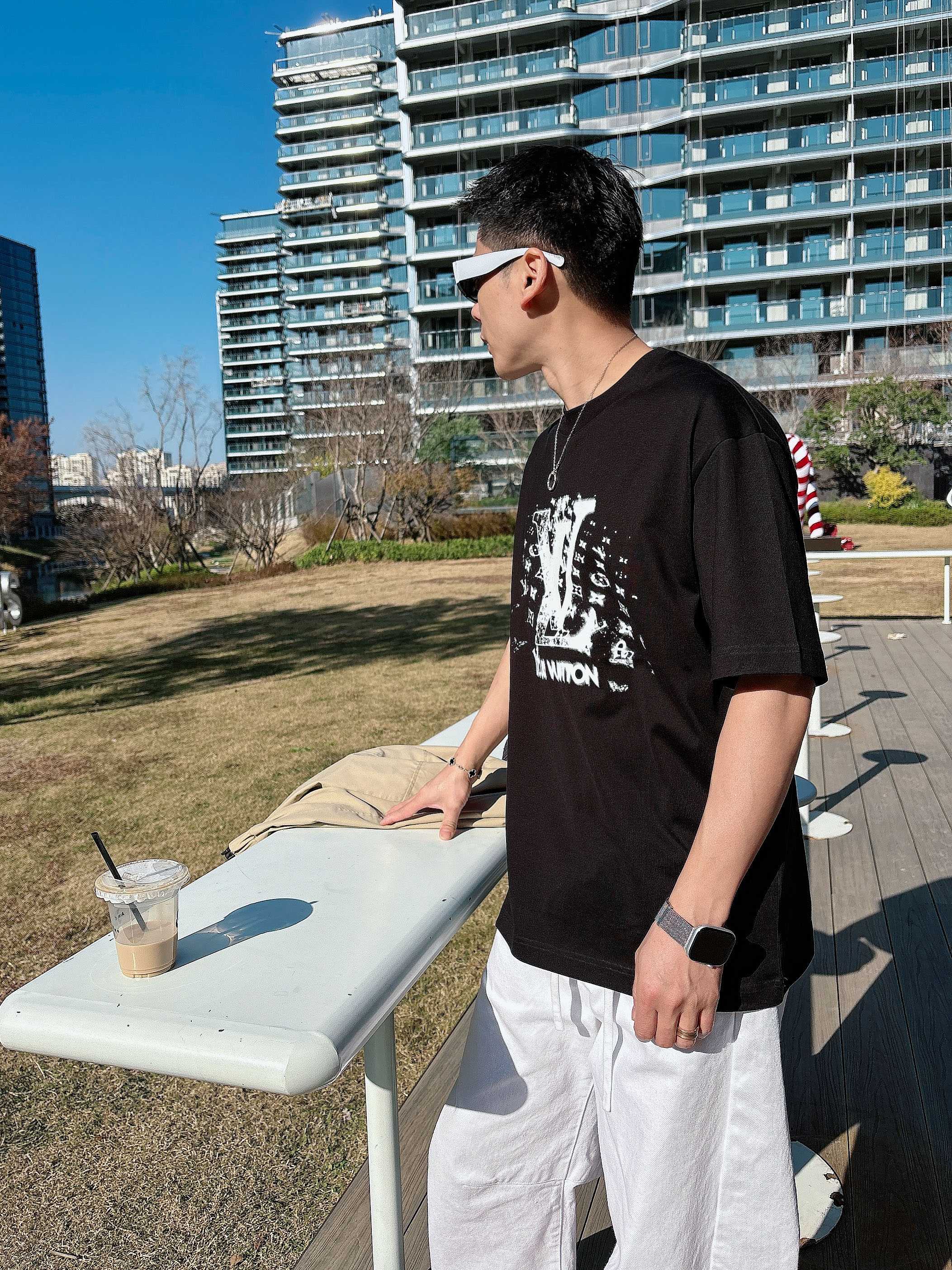 【 LV 2026春夏 · 高阶定制T恤】🔹 核心面料：秘鲁进口匹马棉 × 顶级丝光工艺🔹 核心体感：蚕