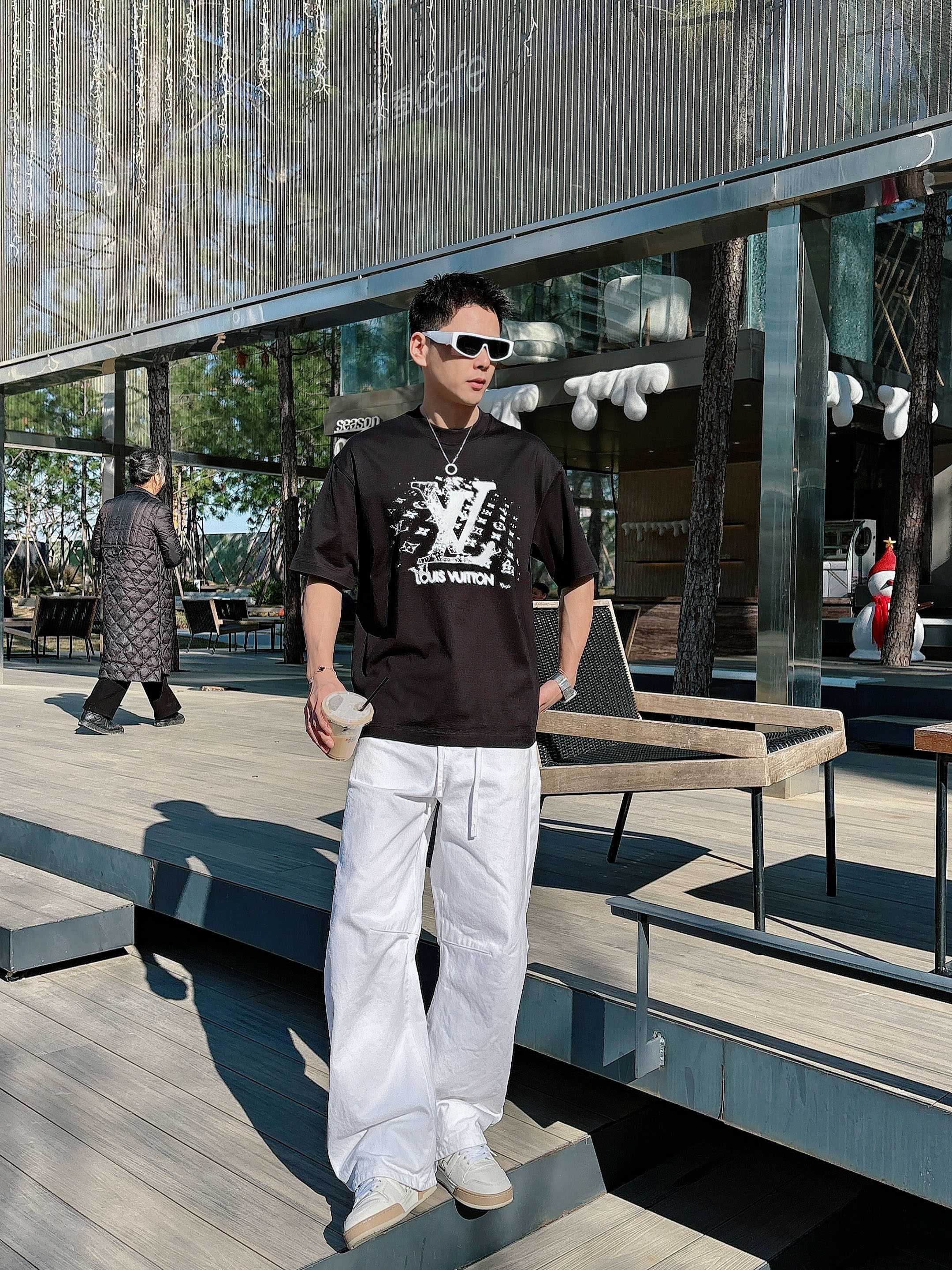 【 LV 2026春夏 · 高阶定制T恤】🔹 核心面料：秘鲁进口匹马棉 × 顶级丝光工艺🔹 核心体感：蚕