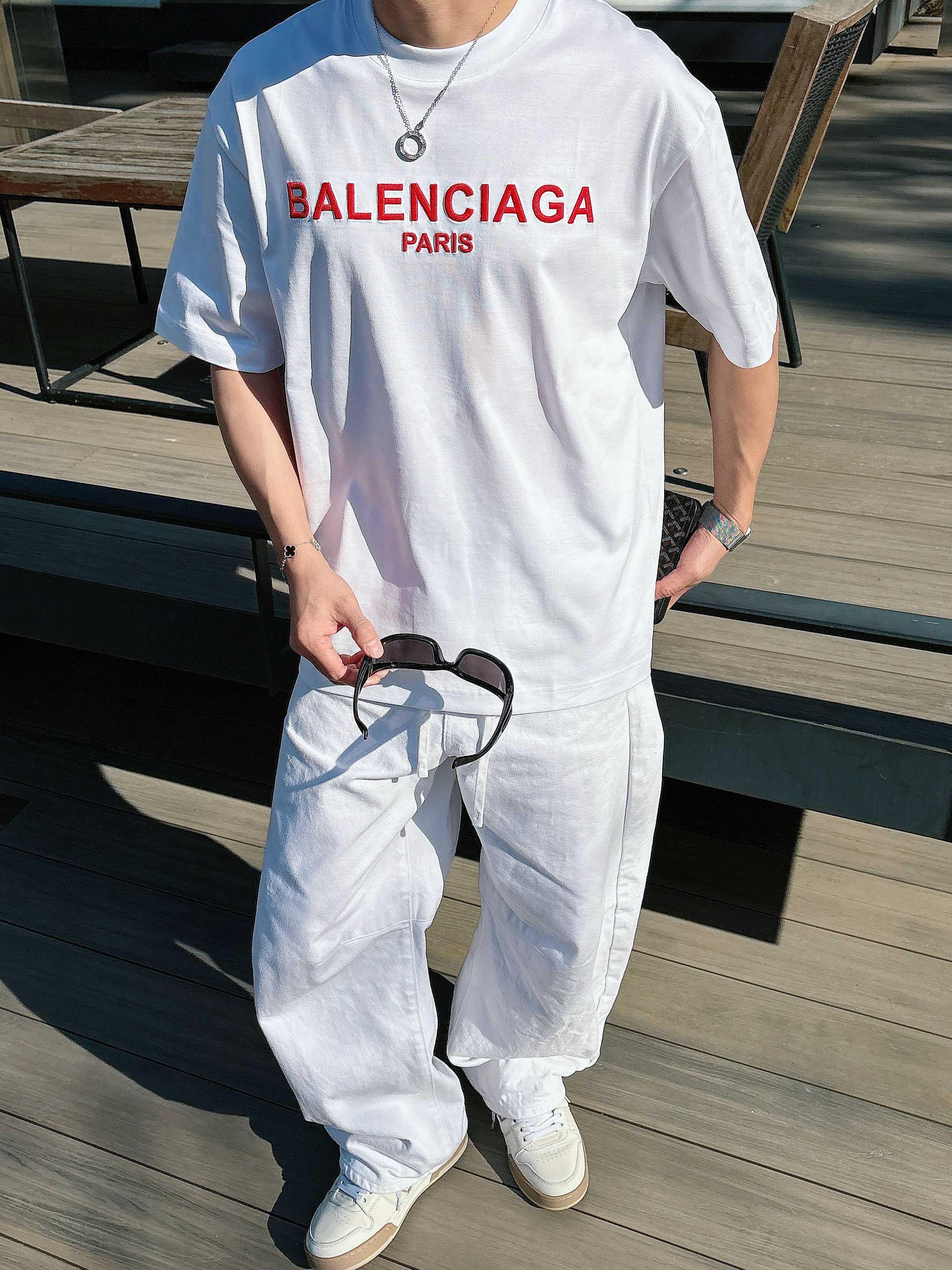 【 巴黎世家 2026春夏 · 高阶定制T恤】🔹 核心面料：秘鲁进口匹马棉 × 顶级丝光工艺🔹 核心体感