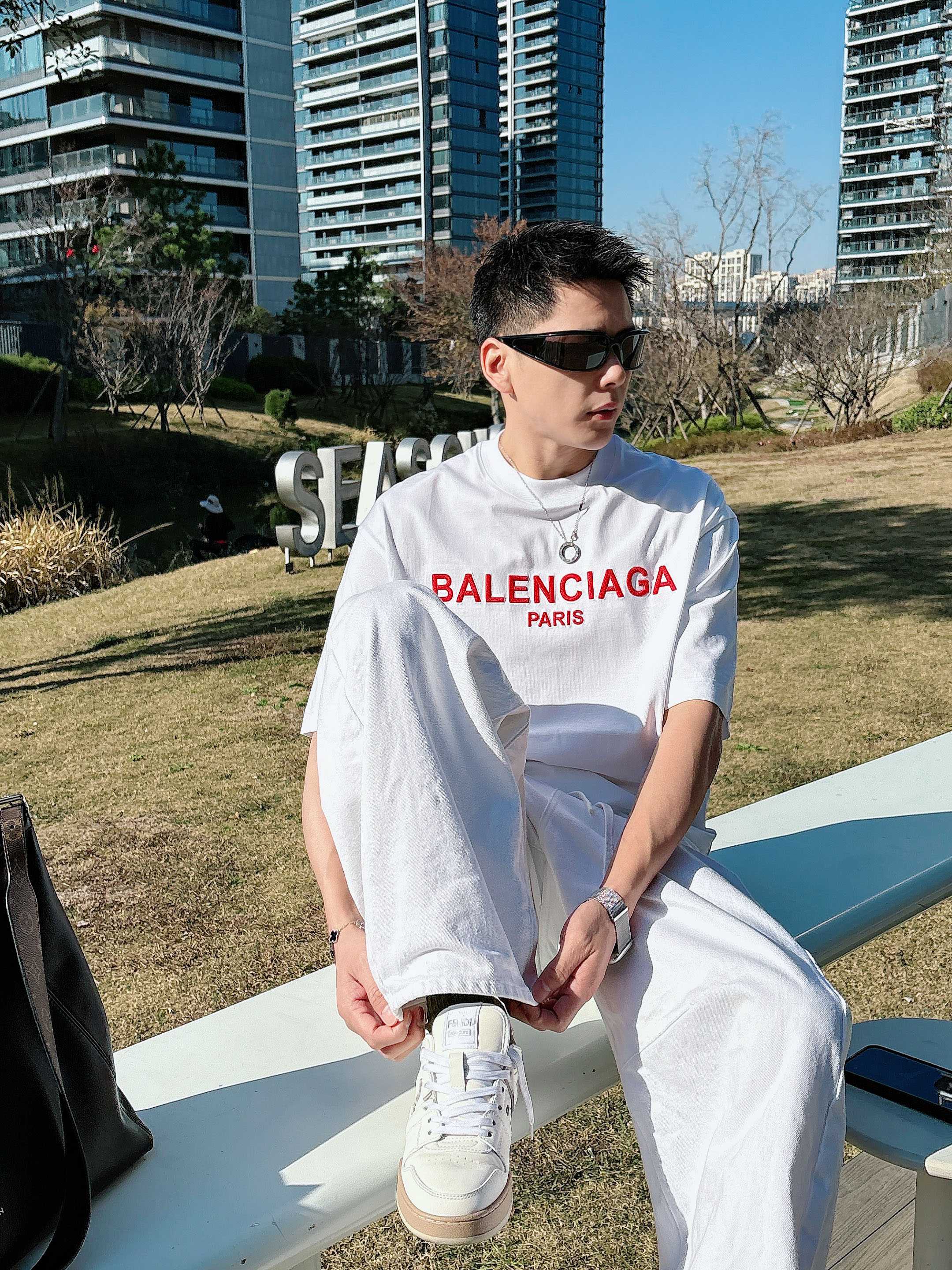 【 巴黎世家 2026春夏 · 高阶定制T恤】🔹 核心面料：秘鲁进口匹马棉 × 顶级丝光工艺🔹 核心体感