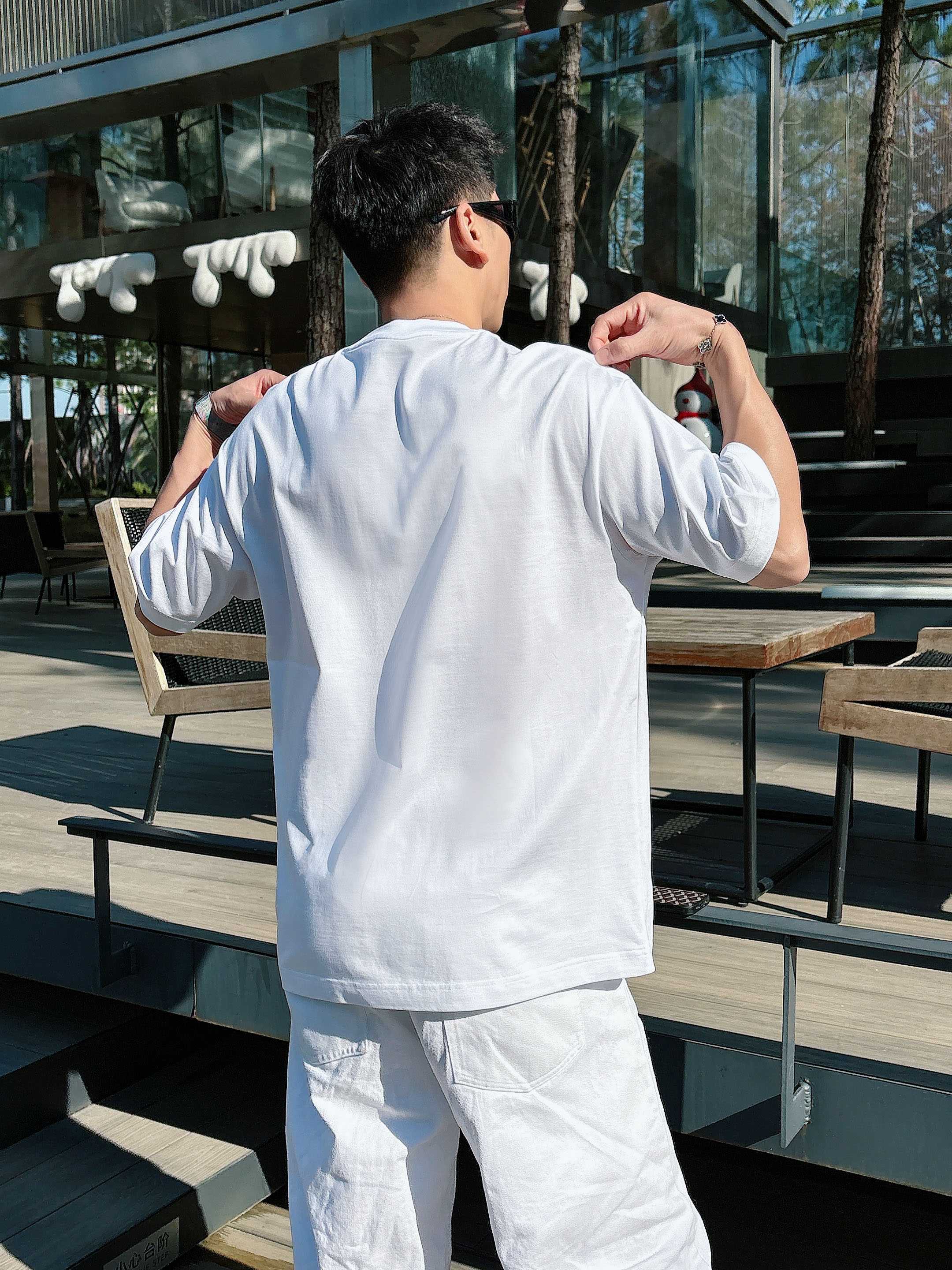 【 巴黎世家 2026春夏 · 高阶定制T恤】🔹 核心面料：秘鲁进口匹马棉 × 顶级丝光工艺🔹 核心体感