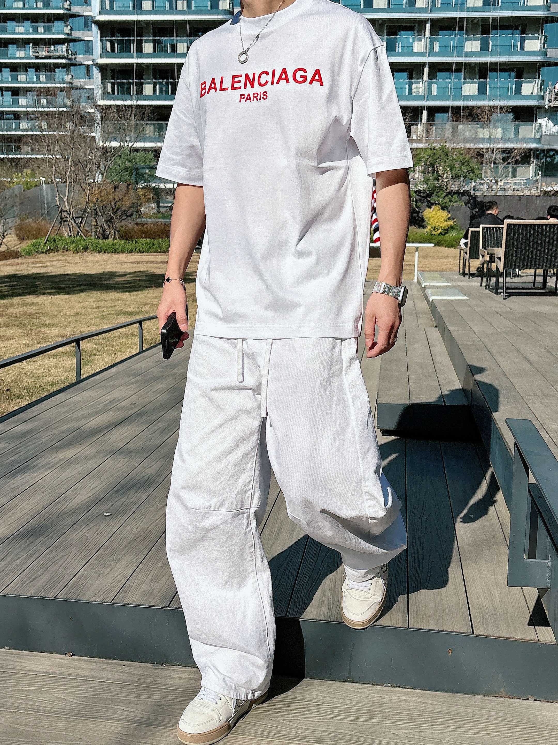 【 巴黎世家 2026春夏 · 高阶定制T恤】🔹 核心面料：秘鲁进口匹马棉 × 顶级丝光工艺🔹 核心体感