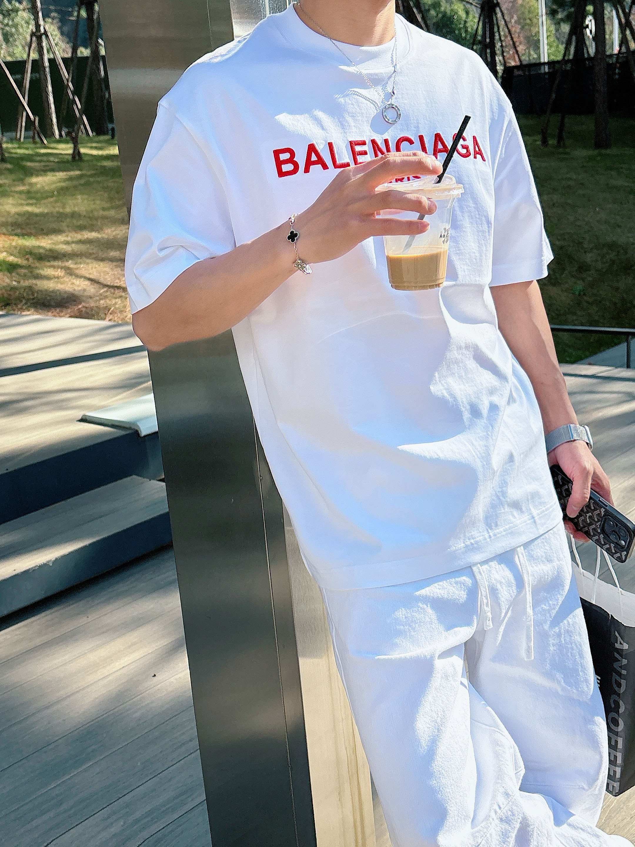 【 巴黎世家 2026春夏 · 高阶定制T恤】🔹 核心面料：秘鲁进口匹马棉 × 顶级丝光工艺🔹 核心体感