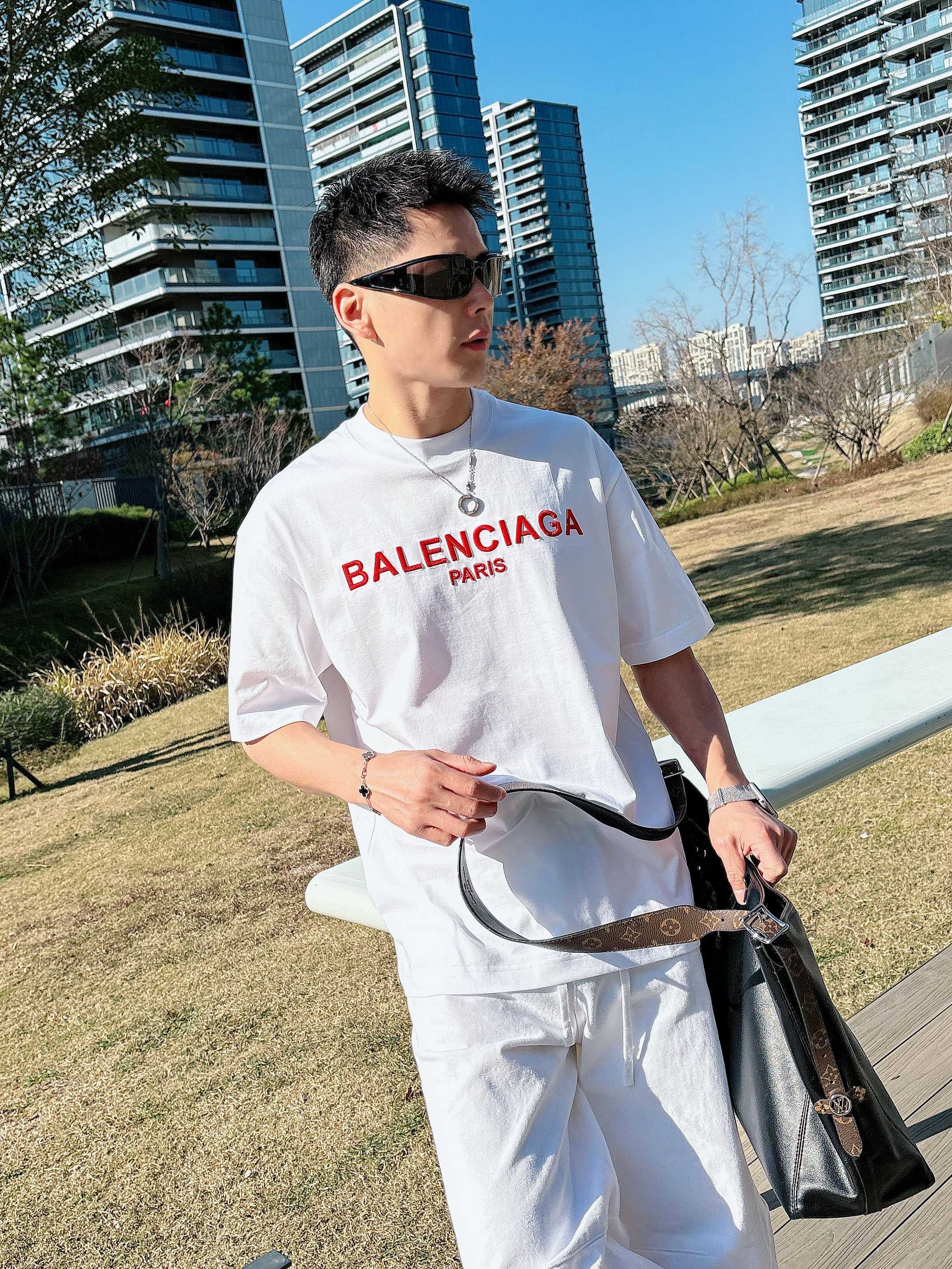 【 巴黎世家 2026春夏 · 高阶定制T恤】🔹 核心面料：秘鲁进口匹马棉 × 顶级丝光工艺🔹 核心体感