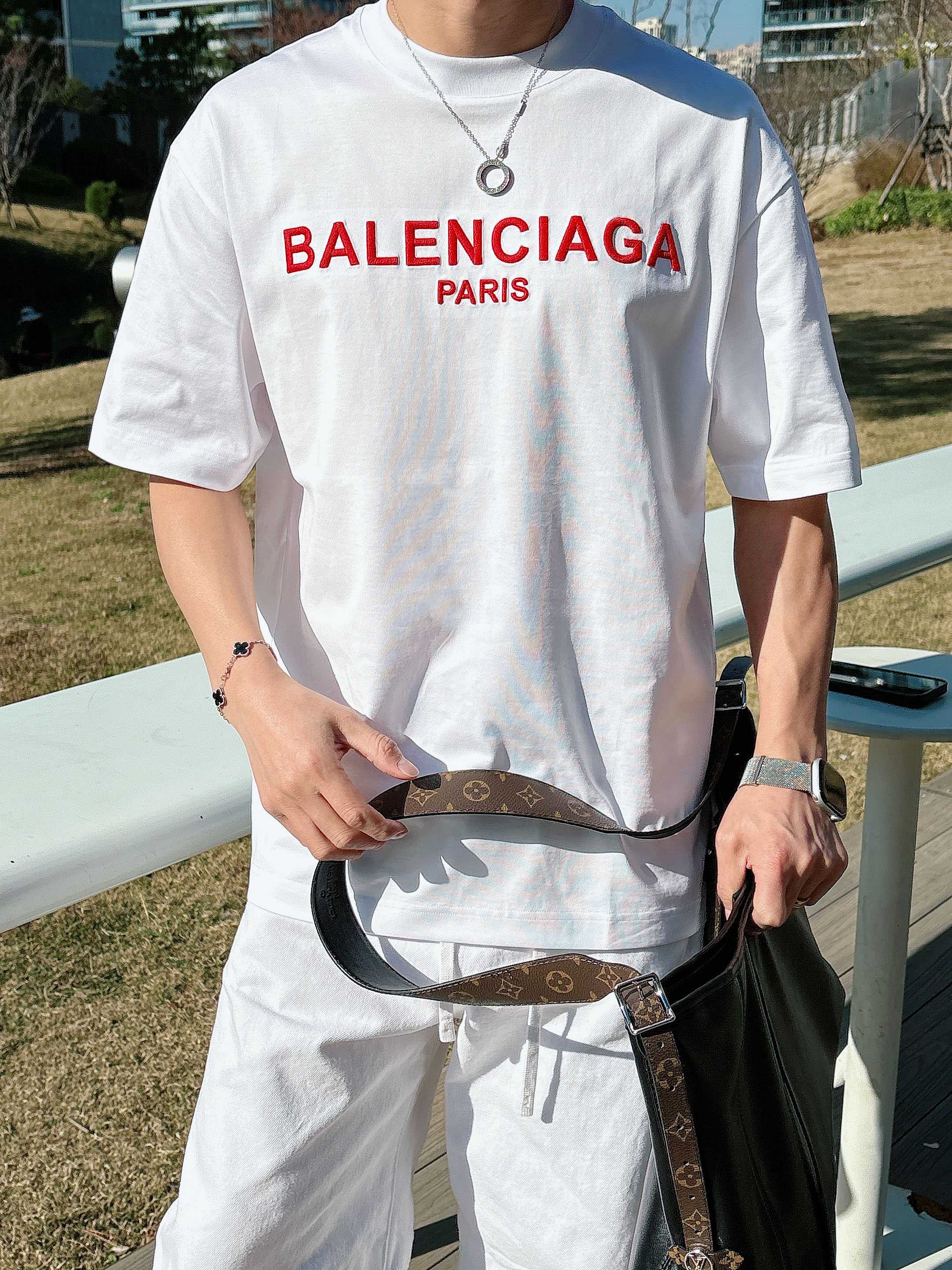 【 巴黎世家 2026春夏 · 高阶定制T恤】🔹 核心面料：秘鲁进口匹马棉 × 顶级丝光工艺🔹 核心体感