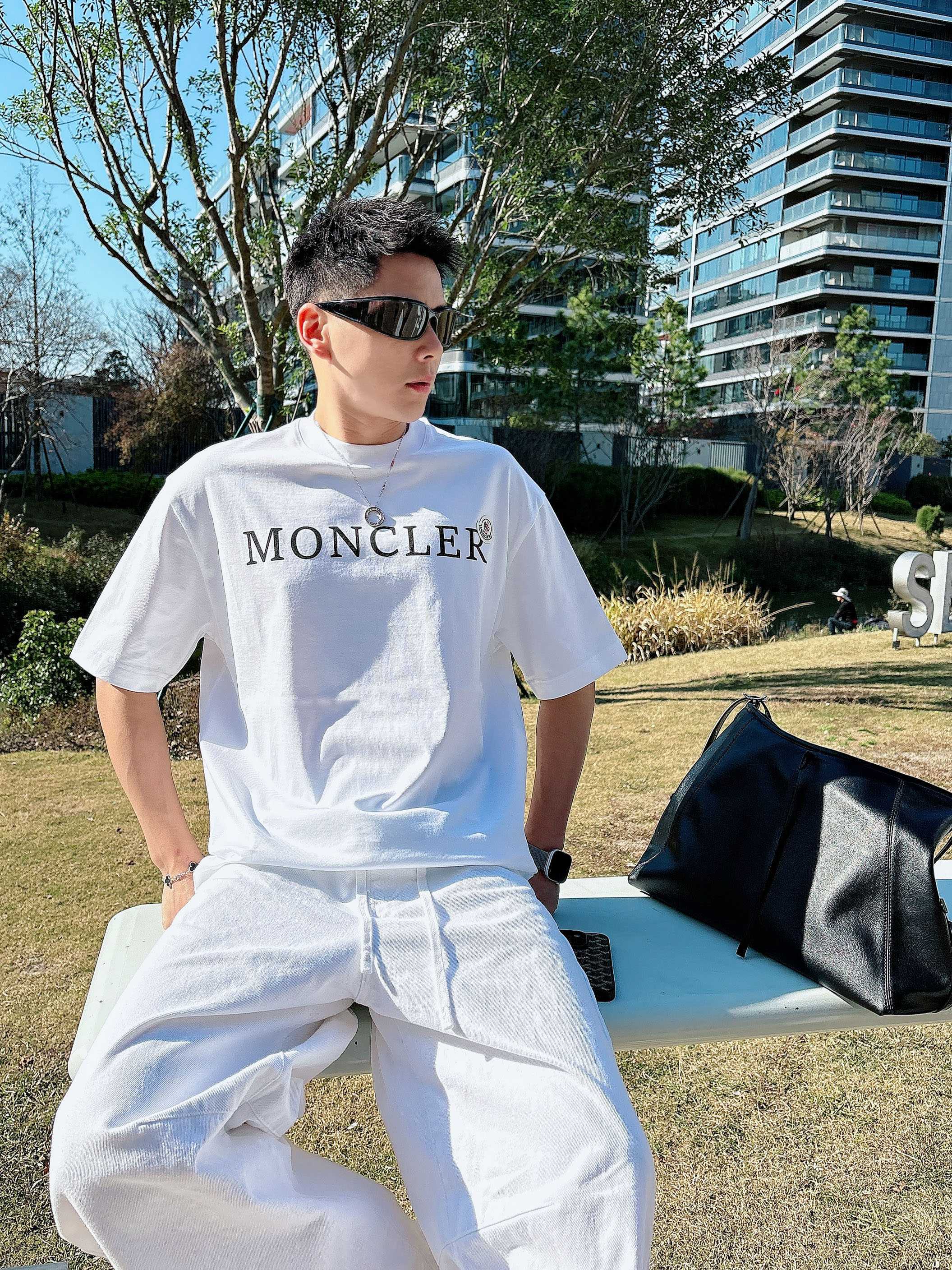 【 蒙口 2026春夏 · 高阶定制T恤】🔹 核心面料：秘鲁进口匹马棉 × 顶级丝光工艺🔹 核心体感：蚕