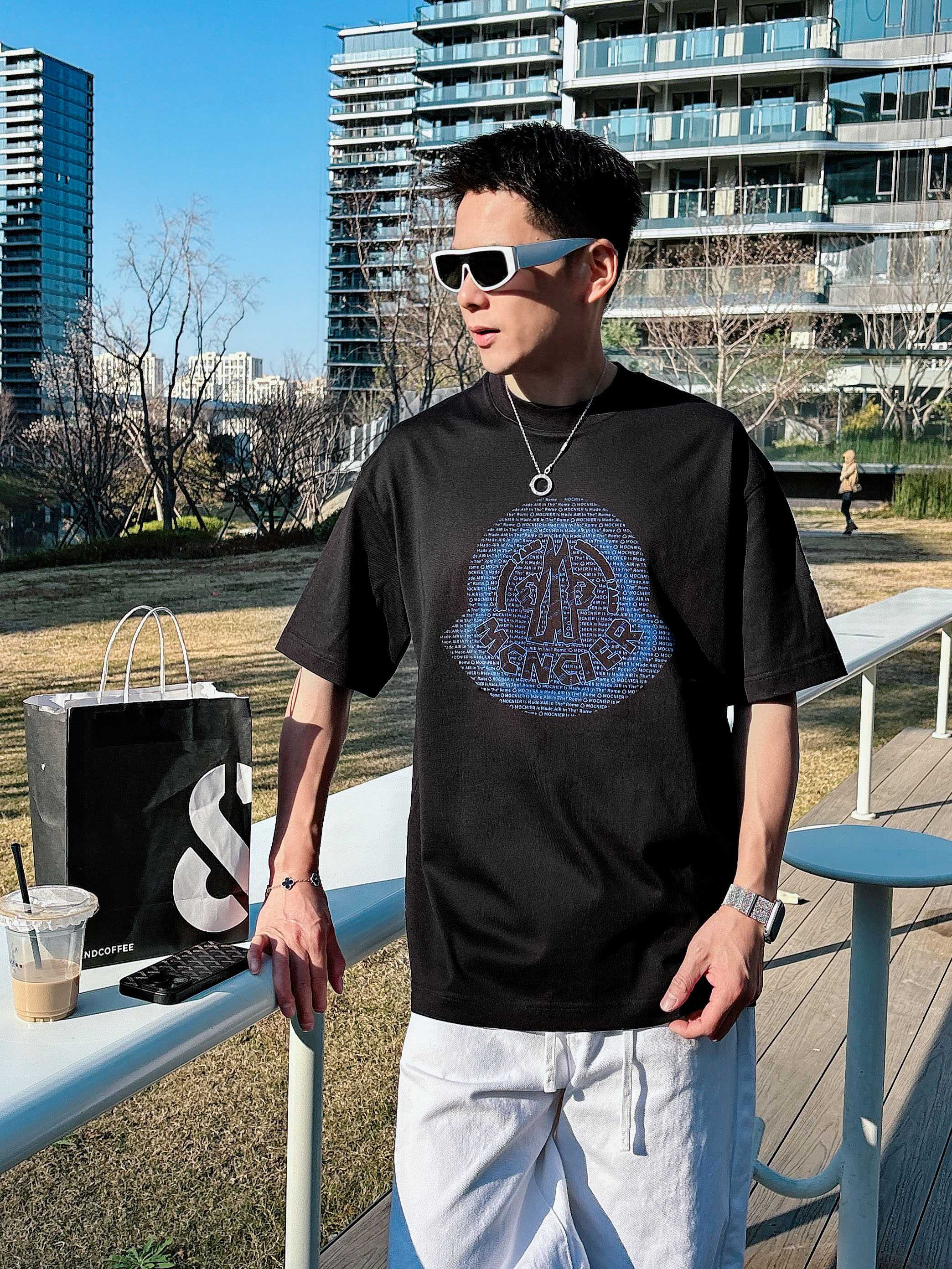 【 蒙口 2026春夏 · 高阶定制T恤】🔹 核心面料：秘鲁进口匹马棉 × 顶级丝光工艺🔹 核心体感：蚕