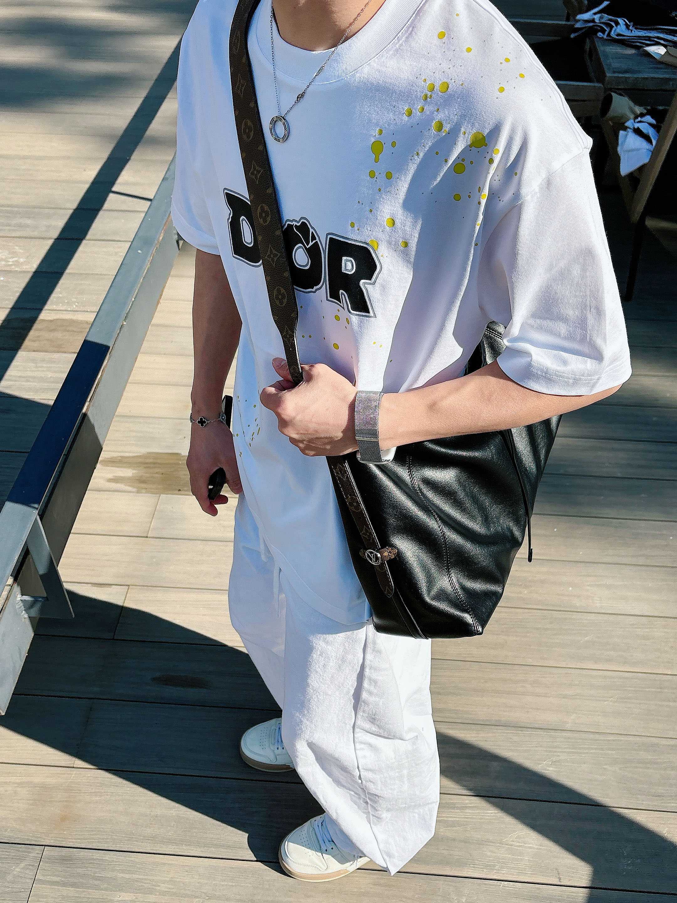 【 迪奥 2026春夏 · 高阶定制T恤】🔹 核心面料：秘鲁进口匹马棉 × 顶级丝光工艺🔹 核心体感：蚕