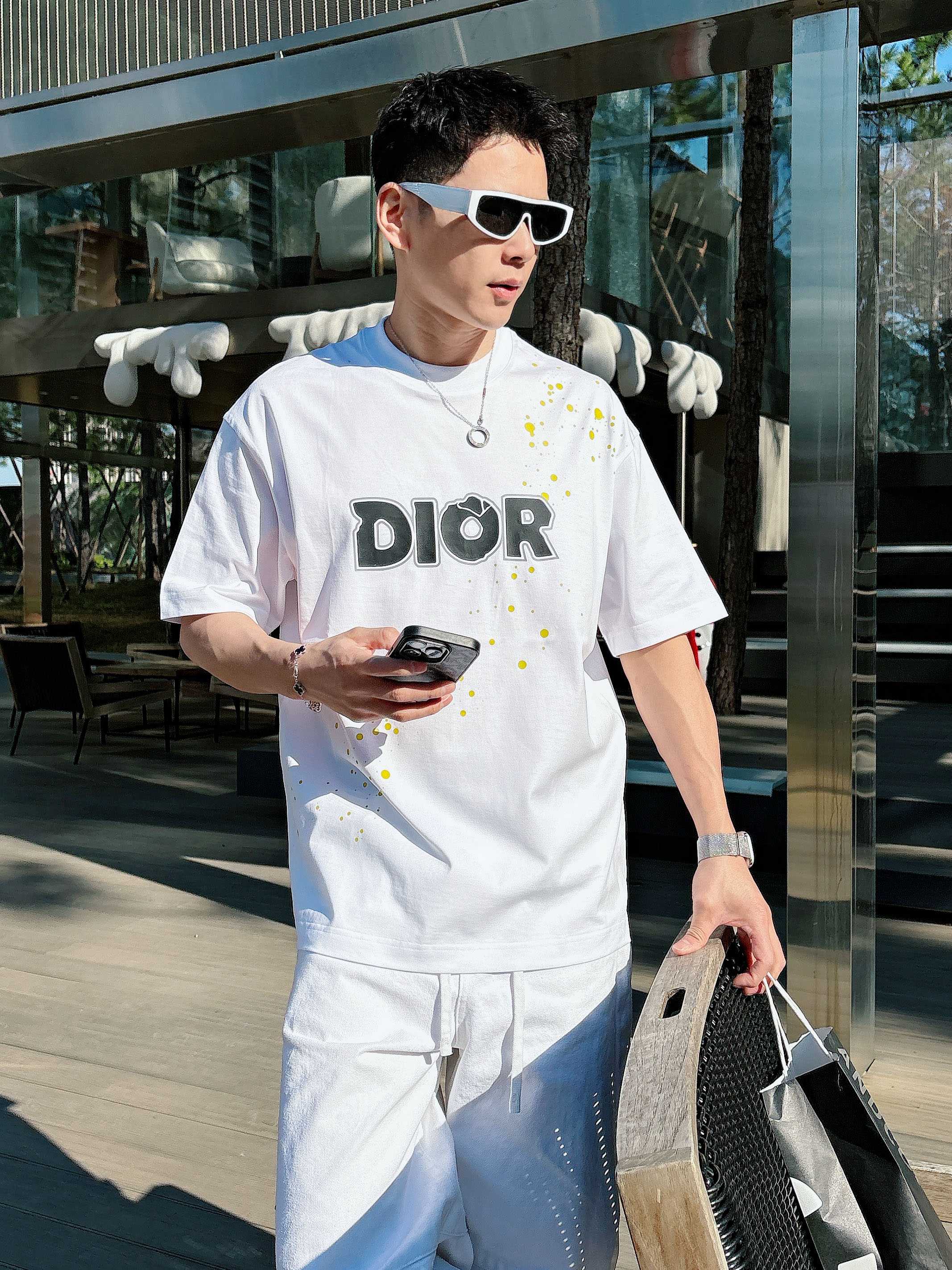 【 迪奥 2026春夏 · 高阶定制T恤】🔹 核心面料：秘鲁进口匹马棉 × 顶级丝光工艺🔹 核心体感：蚕