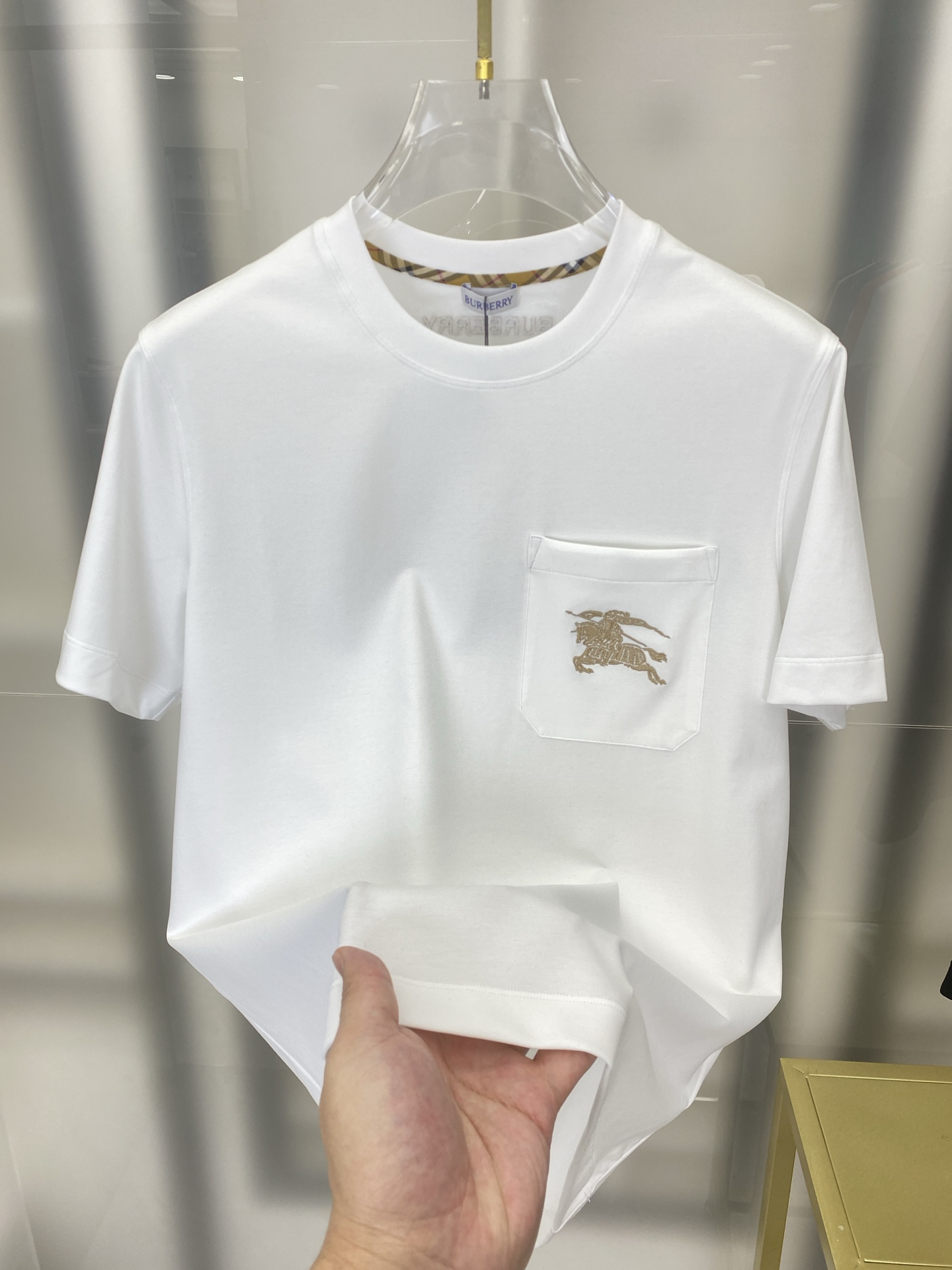 【  2026春夏 · 高阶定制T恤】 🔹 核心面料：秘鲁进口匹马棉 × 顶级丝光工艺 🔹 核心体感：蚕丝般柔滑，卓越透