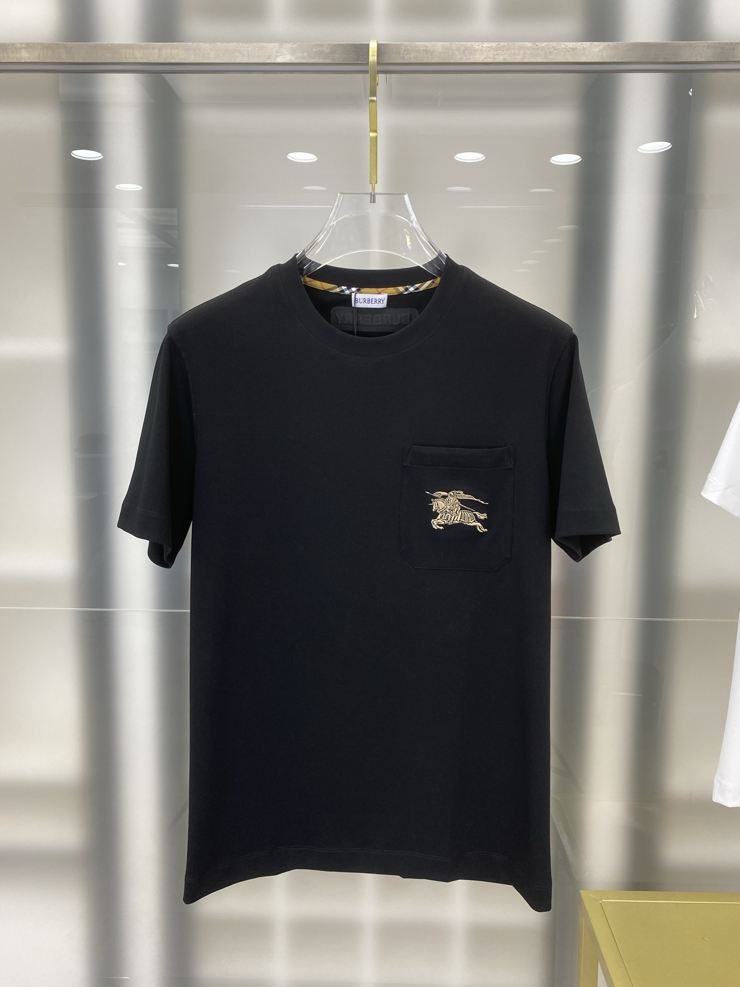 NO:712329,[Burberry 2026 Spring and Summer · High-end Customized T-shirts] The core fabric is Pima cotton imported from Peru × top-level mercerization technology. The core body feels silky smooth, excellent breathability and not stuffy. The core technology heavy industry three-dimensional logo, counter-level precision stitching. The core version is crisp and neat, modifying the body. Classic black and white two-color | M-3XL full size coverage FFF7,, burberry, tees, t-shirt,19860909【 巴宝莉 2026春夏 · 高阶定制T恤】 核心面料秘鲁进口匹马棉 × 顶级丝光工艺 核心体感蚕丝般柔滑,卓越透气不闷热 核心工艺重工立体Logo,专柜级精密车线 核心版型挺括利落,修饰身材 经典黑白双色 | M-3XL全码覆盖 FFF7,,burberry,tees，t-shirt,,Men's clothing