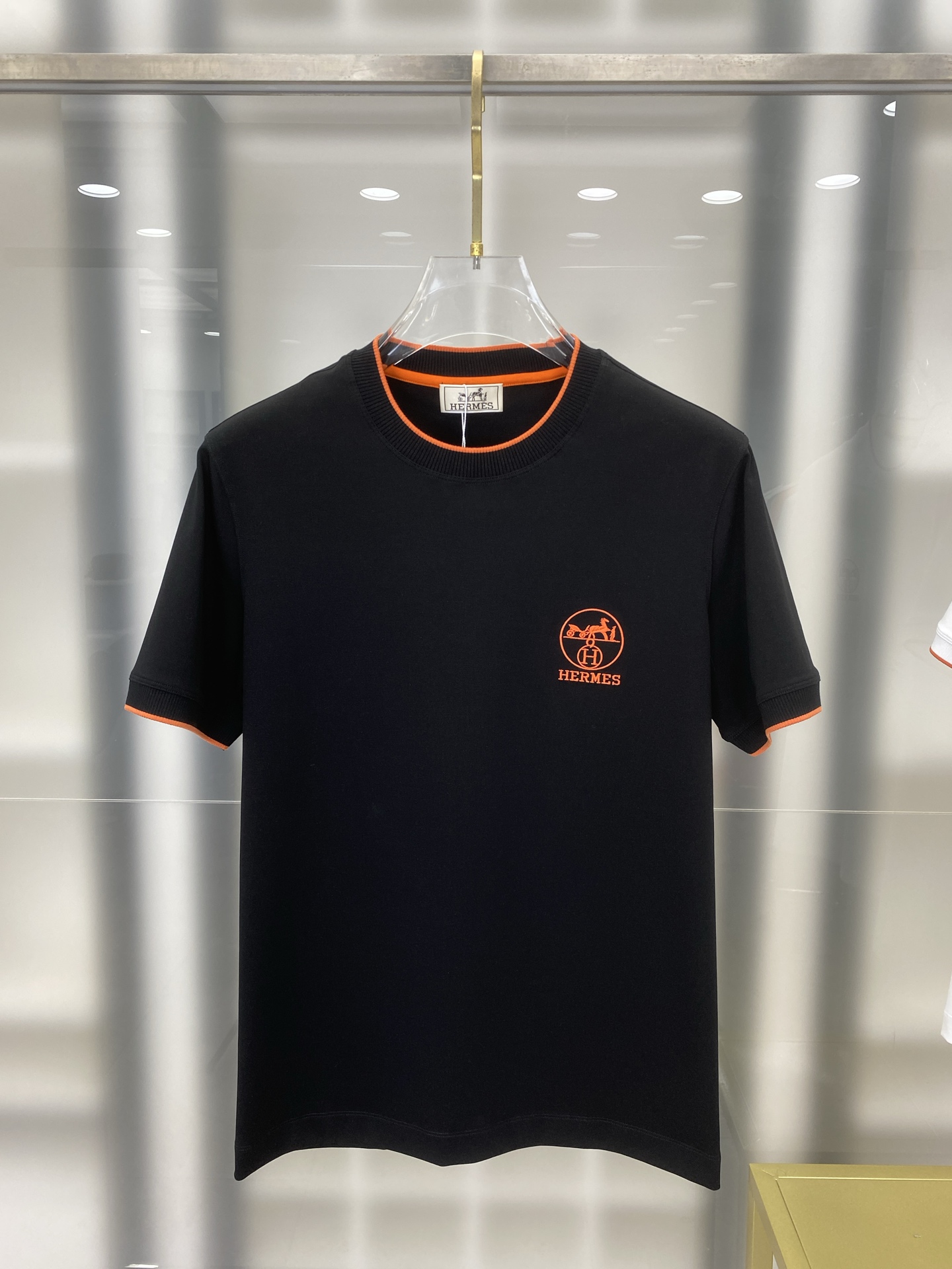 NO:712332,[Hermès 2026 Spring and Summer · High-end Customized T-shirts] The core fabric is Pima cotton imported from Peru × top-level mercerization technology. The core body feels silky smooth, excellent breathability and not stuffy. The core technology heavy industry three-dimensional logo, counter-level precision stitching. The core version is crisp and neat, modifying the figure. Classic black and white two-color | M-3XL full size coverage FFF7, hermes, tees, t-shirt,19860909【 爱马仕 2026春夏 · 高阶定制T恤】 核心面料秘鲁进口匹马棉 × 顶级丝光工艺 核心体感蚕丝般柔滑,卓越透气不闷热 核心工艺重工立体Logo,专柜级精密车线 核心版型挺括利落,修饰身材 经典黑白双色 | M-3XL全码覆盖 FFF7,,hermes,tees，t-shirt,,Men's clothing