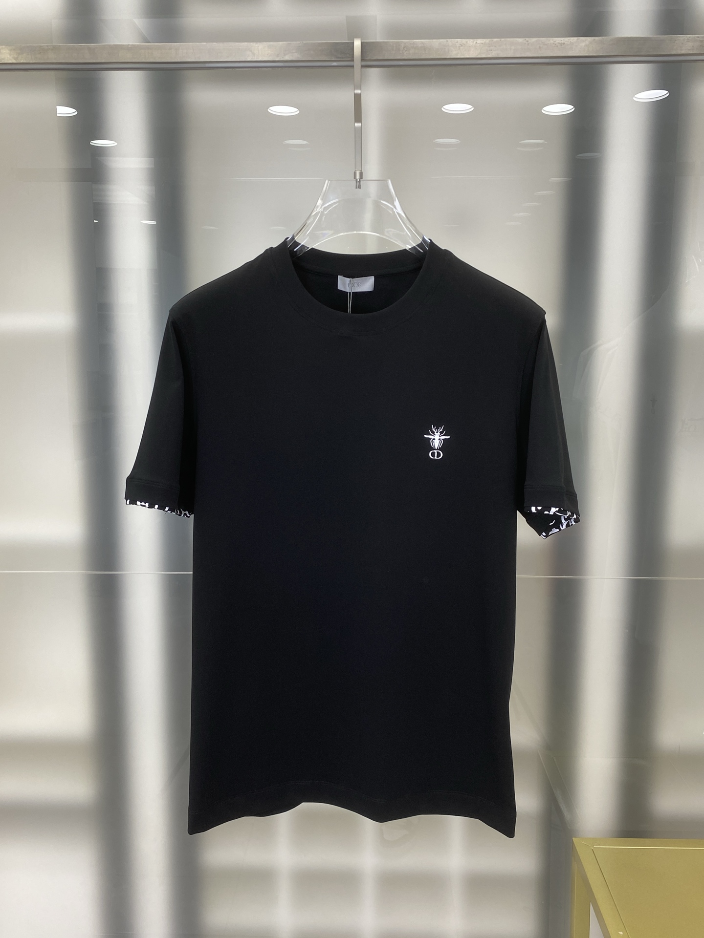 NO:712327,[Dior 2026 Spring and Summer · High-end Customized T-shirts] The core fabric is Pima cotton imported from Peru × top-level mercerization technology. The core body feels silky smooth, excellent breathability and not stuffy. The core technology heavy industry three-dimensional logo, counter-level precision stitching. The core version is crisp and neat, modifying the figure. Classic black and white two-color | M-3XL full size coverage FFF7, dior, tees, t-shirt,19860909【 迪奥 2026春夏 · 高阶定制T恤】 核心面料秘鲁进口匹马棉 × 顶级丝光工艺 核心体感蚕丝般柔滑,卓越透气不闷热 核心工艺重工立体Logo,专柜级精密车线 核心版型挺括利落,修饰身材 经典黑白双色 | M-3XL全码覆盖 FFF7,,dior,tees，t-shirt,,Men's clothing