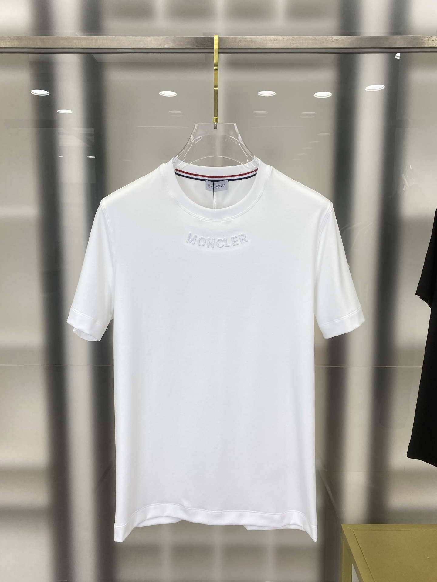 NO:712324,[Mengkou Spring/Summer 2026 · High-end customized T-shirt] Core fabric imported from Peru × top-level mercerization technology. The core body feels silky smooth, excellent breathability and not stuffy. Core technology heavy industry three-dimensional logo, counter-level precision stitching. The core version is crisp and neat, modifying the figure. Classic black and white two-color | M-3XL full size coverage FFF7, Moncler, tees, t-shirt,19860909【 蒙口 2026春夏 · 高阶定制T恤】 核心面料秘鲁进口匹马棉 × 顶级丝光工艺 核心体感蚕丝般柔滑,卓越透气不闷热 核心工艺重工立体Logo,专柜级精密车线 核心版型挺括利落,修饰身材 经典黑白双色 | M-3XL全码覆盖 FFF7,,Moncler,tees，t-shirt,,Men's clothing