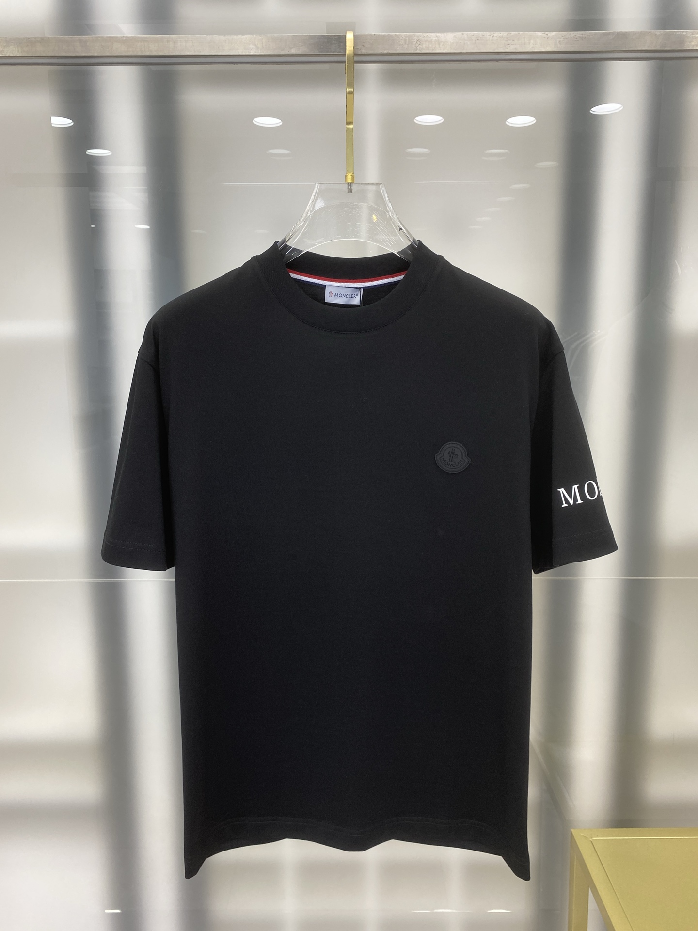 NO:712341,[Mengkou Spring/Summer 2026 · High-end customized T-shirt] Core fabric imported from Peru × top-grade mercerization technology. The core body feels silky smooth, excellent breathability and not stuffy. Core technology heavy industry three-dimensional logo, counter-level precision stitching. The core version is crisp and neat, modifying the figure. Classic black and white two-color | S-3XL full size coverage FFF7, Moncler, tees, t-shirt,19860909【 蒙口 2026春夏 · 高阶定制T恤】 核心面料秘鲁进口匹马棉 × 顶级丝光工艺 核心体感蚕丝般柔滑,卓越透气不闷热 核心工艺重工立体Logo,专柜级精密车线 核心版型挺括利落,修饰身材 经典黑白双色 | S-3XL全码覆盖 FFF7,,Moncler,tees，t-shirt,,Men's clothing