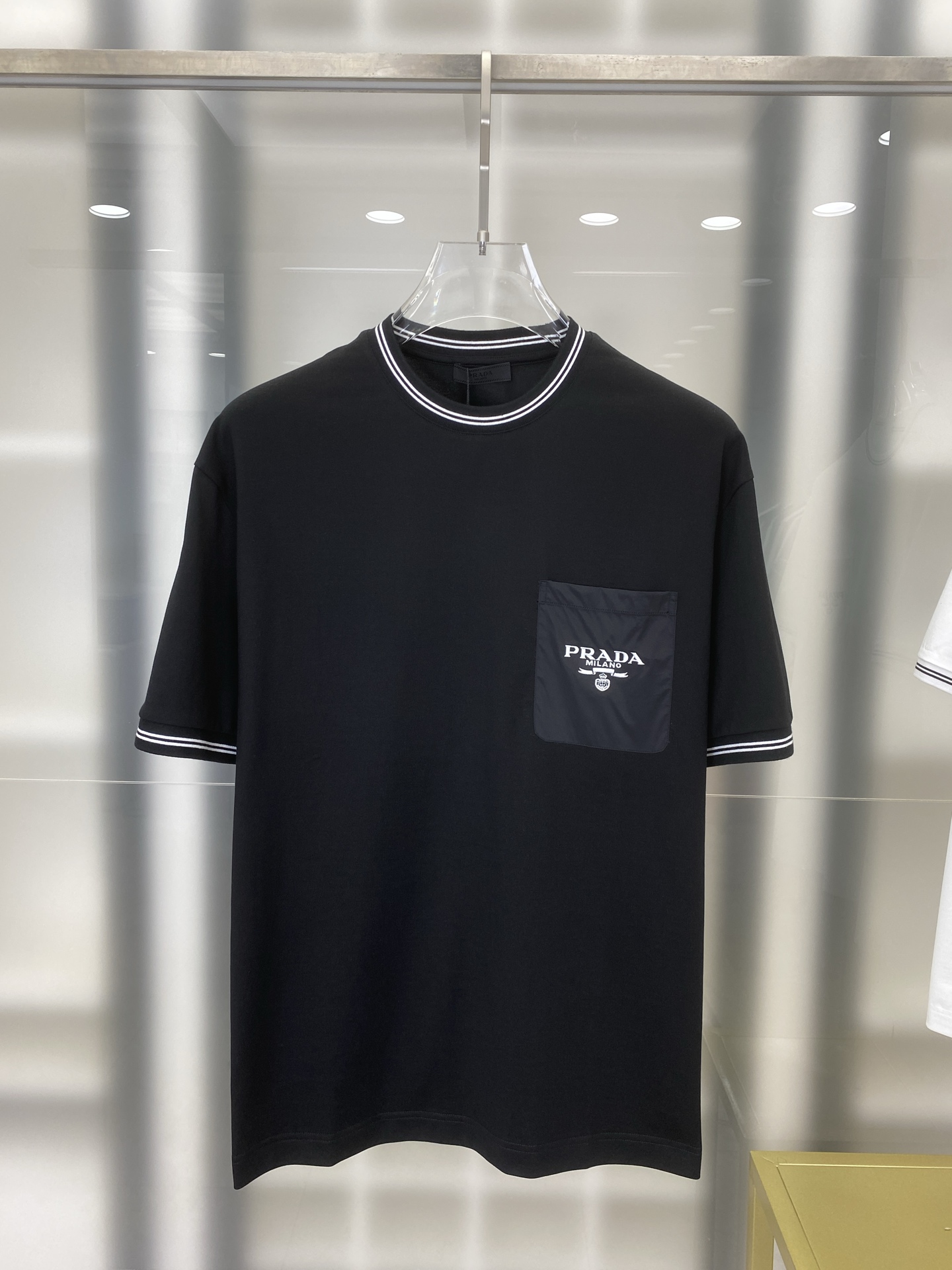 NO:712315,[Prada 2026 Spring and Summer · High-end Customized T-shirts] The core fabric is Pima cotton imported from Peru × top-level mercerization technology. The core body feels silky smooth, excellent breathability and not stuffy. The core technology heavy industry three-dimensional logo, counter-level precision stitching. The core version is crisp and neat, modifying the body. Classic black and white two-color | M-3XL full size coverage FFF7, prada, tees, t-shirt,19860909【 普拉达 2026春夏 · 高阶定制T恤】 核心面料秘鲁进口匹马棉 × 顶级丝光工艺 核心体感蚕丝般柔滑,卓越透气不闷热 核心工艺重工立体Logo,专柜级精密车线 核心版型挺括利落,修饰身材 经典黑白双色 | M-3XL全码覆盖 FFF7,,prada,tees，t-shirt,,Men's clothing