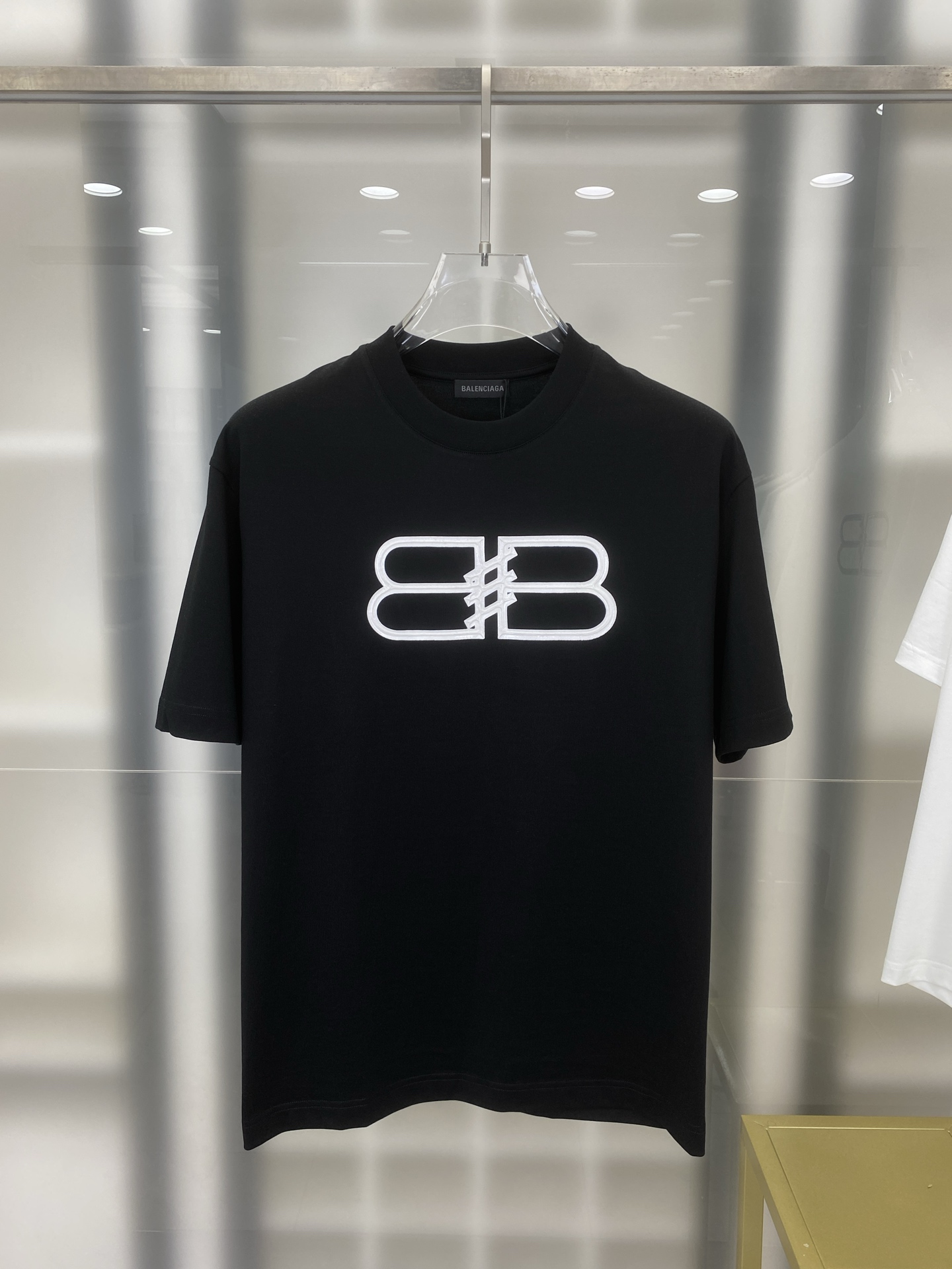 NO:712318,[Balenciaga Spring/Summer 2026 · High-end customized T-shirt] Core fabric imported from Peru × top-grade mercerization technology. The core body feels silky smooth, excellent breathability and not stuffy. Core technology heavy industry three-dimensional logo, counter-level precision stitching. The core version is crisp and neat, modifying the body. Classic black and white two-color | M-3XL full size coverage FFF7, balenciaga, tees, t-shirt,19860909【 巴黎世家 2026春夏 · 高阶定制T恤】 核心面料秘鲁进口匹马棉 × 顶级丝光工艺 核心体感蚕丝般柔滑,卓越透气不闷热 核心工艺重工立体Logo,专柜级精密车线 核心版型挺括利落,修饰身材 经典黑白双色 | M-3XL全码覆盖 FFF7,,balenciaga,tees，t-shirt,,Men's clothing