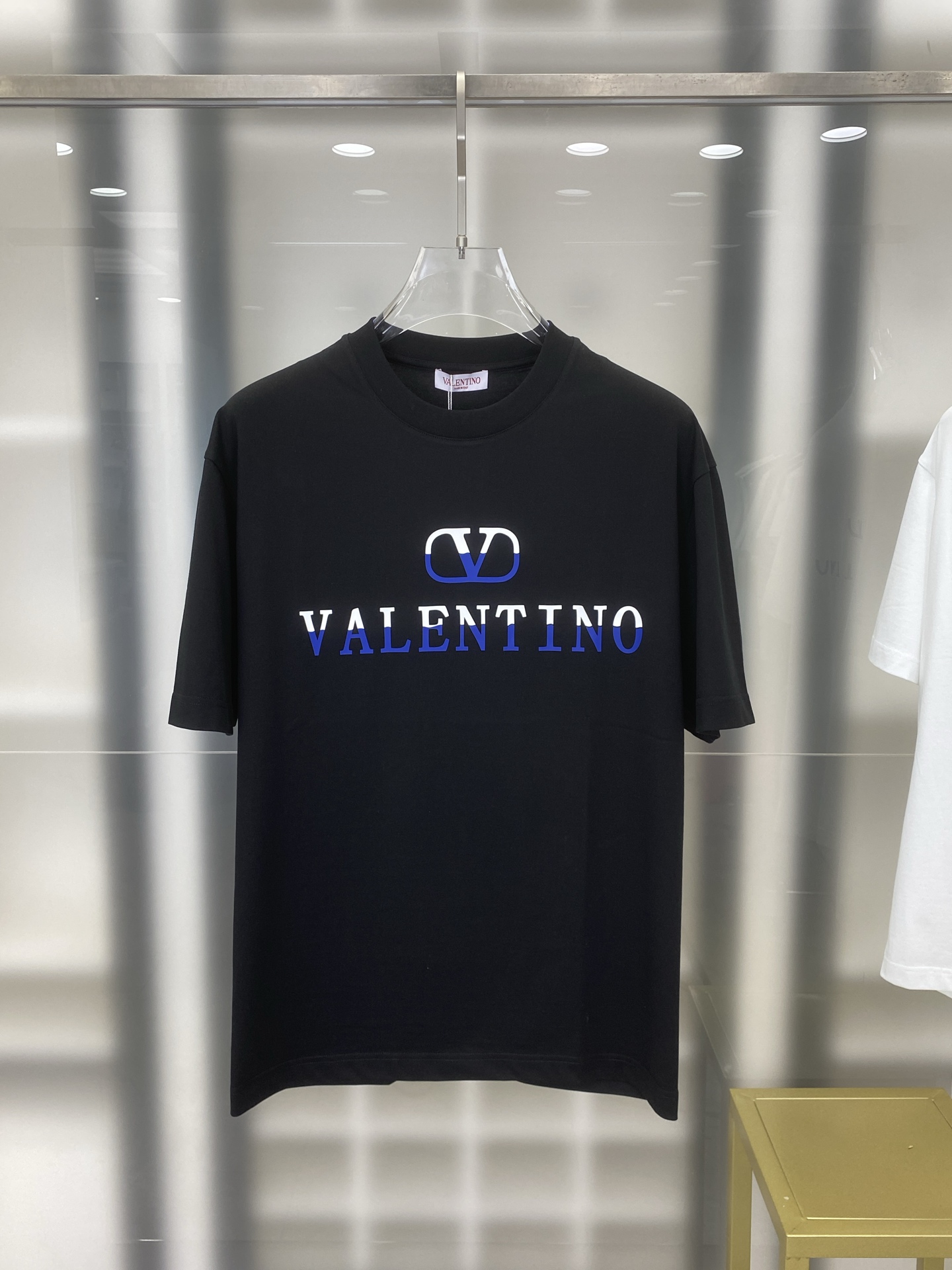 NO:712321,[Valentino 2026 Spring and Summer · High-end Customized T-shirts] Core fabric imported from Peru × top-grade mercerization technology. The core body feels silky smooth, excellent breathability and not stuffy. The core technology is heavy industry three-dimensional logo, counter-level precision stitching. The core version is crisp and neat, modifying the figure. Classic black and white two-color | M-3XL full size coverage FFF7, valentino, tees, t-shirt,19860909【 华伦天奴 2026春夏 · 高阶定制T恤】 核心面料秘鲁进口匹马棉 × 顶级丝光工艺 核心体感蚕丝般柔滑,卓越透气不闷热 核心工艺重工立体Logo,专柜级精密车线 核心版型挺括利落,修饰身材 经典黑白双色 | M-3XL全码覆盖 FFF7,,valentino,tees，t-shirt,,Men's clothing
