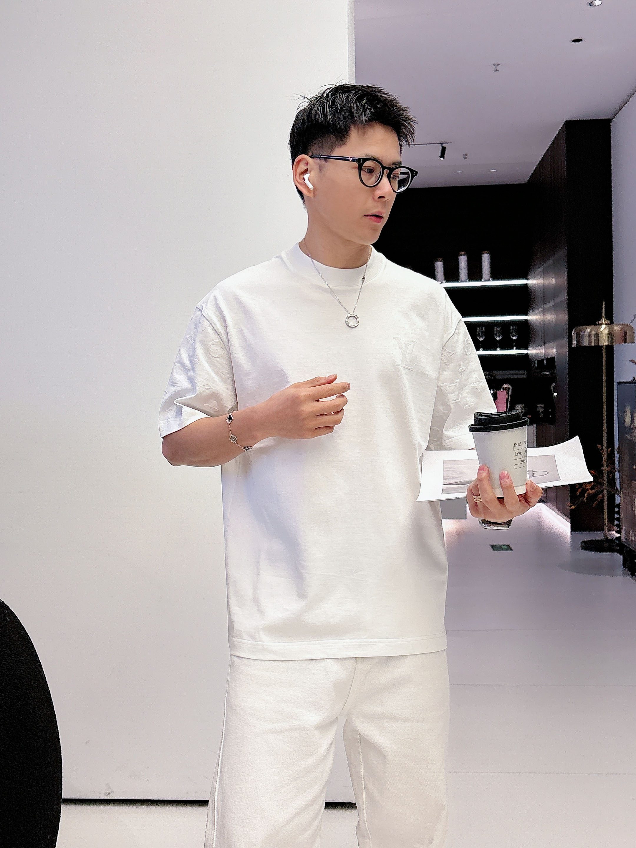【 LV 2026春夏 · 高阶定制T恤】🔹 核心面料：秘鲁进口匹马棉 × 顶级丝光工艺🔹 核心体感：蚕
