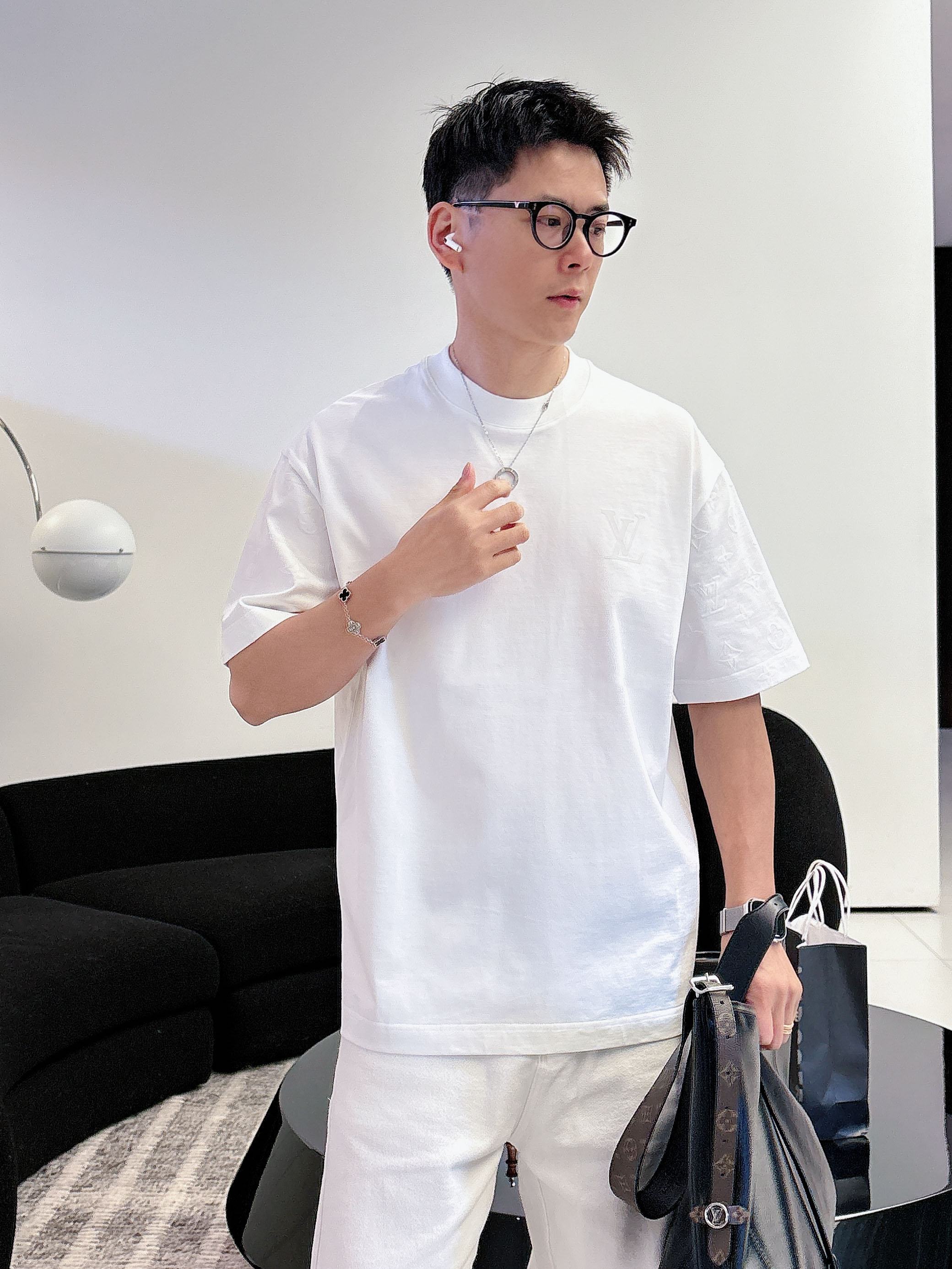 【 LV 2026春夏 · 高阶定制T恤】🔹 核心面料：秘鲁进口匹马棉 × 顶级丝光工艺🔹 核心体感：蚕