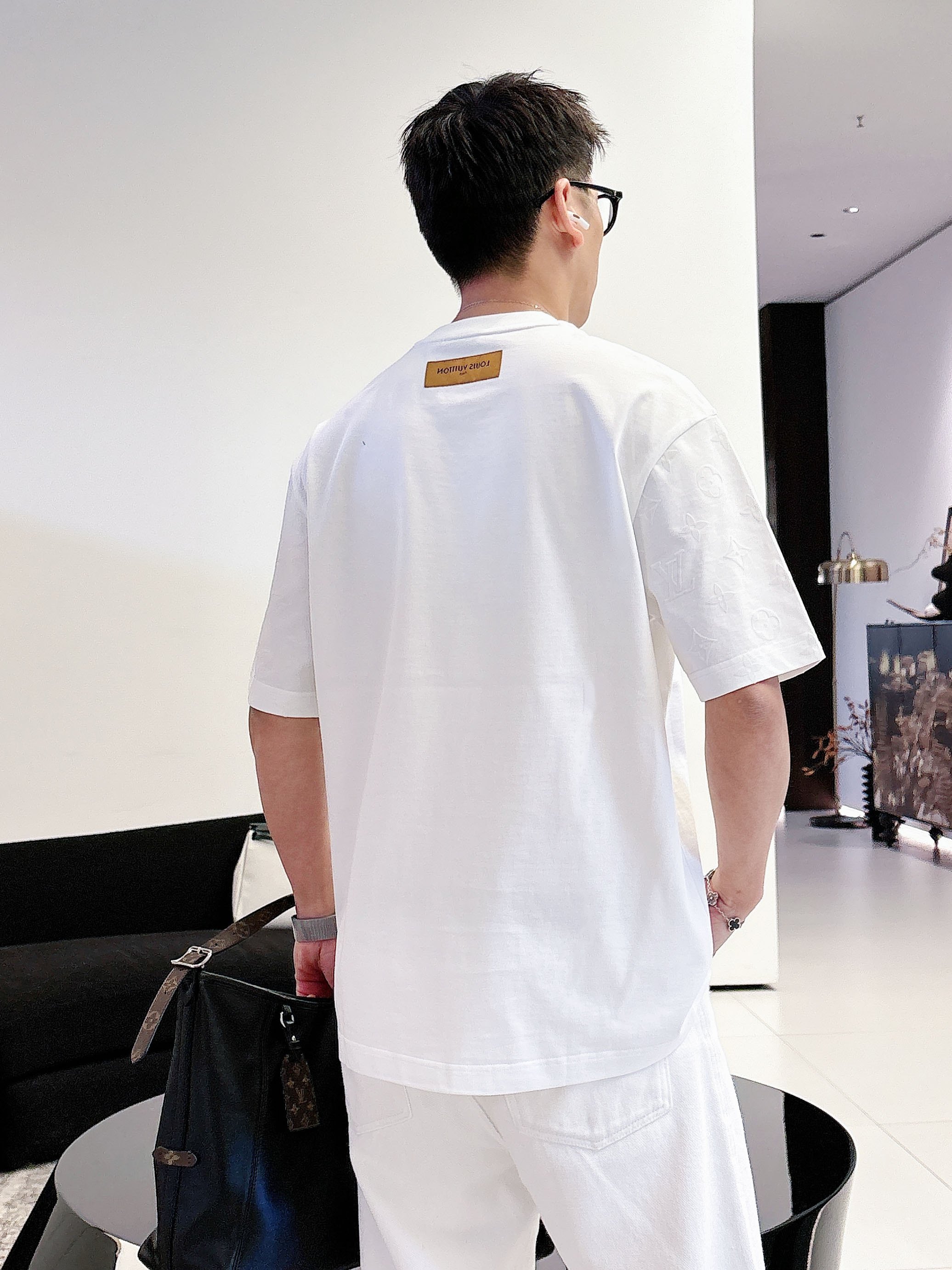 【 LV 2026春夏 · 高阶定制T恤】🔹 核心面料：秘鲁进口匹马棉 × 顶级丝光工艺🔹 核心体感：蚕