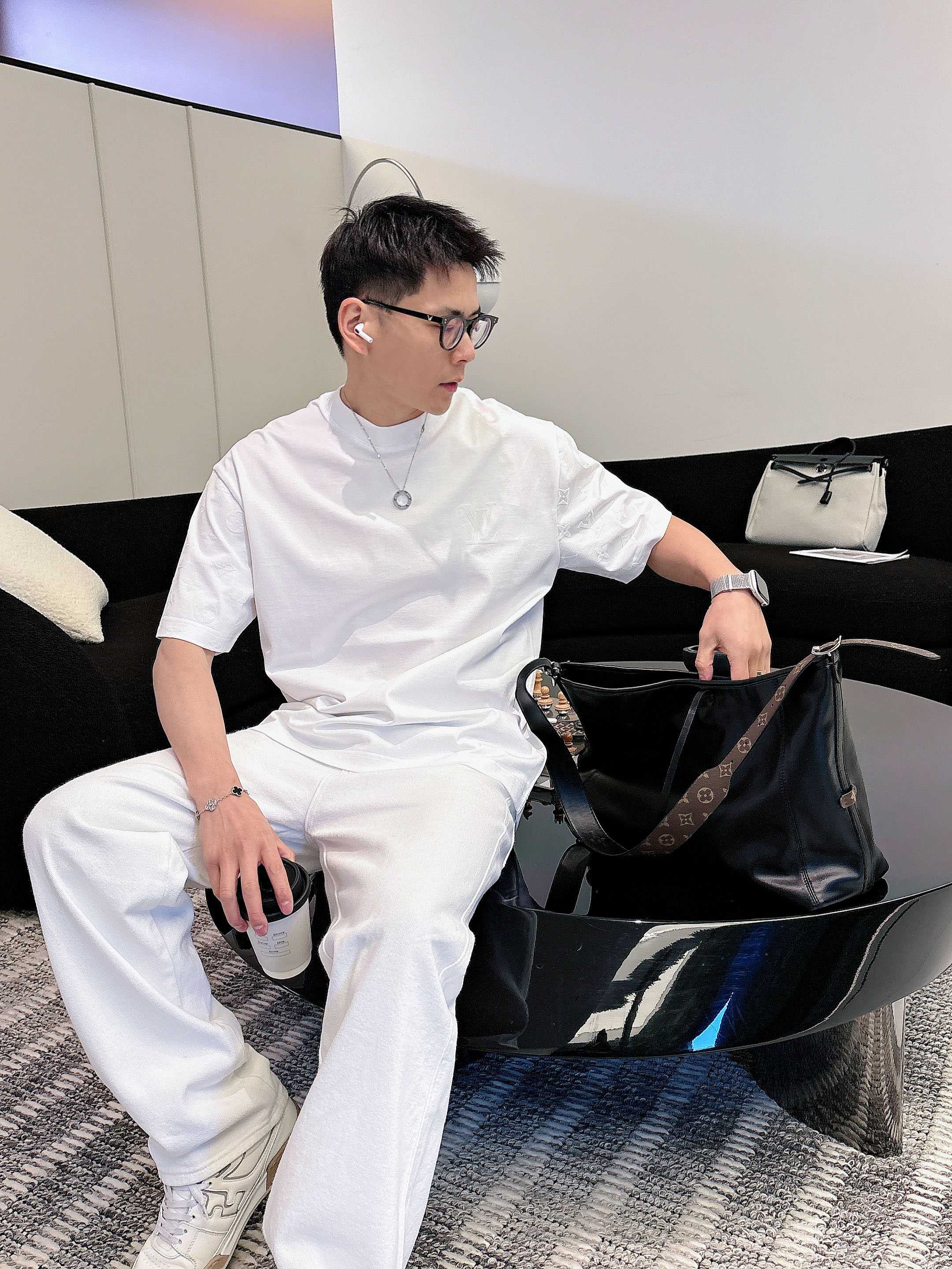 【 LV 2026春夏 · 高阶定制T恤】🔹 核心面料：秘鲁进口匹马棉 × 顶级丝光工艺🔹 核心体感：蚕