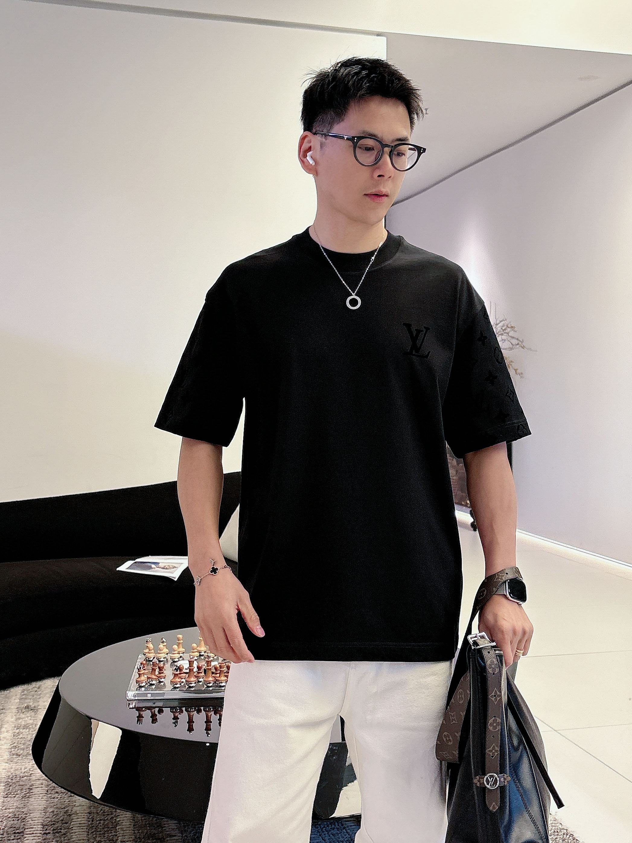 【 LV 2026春夏 · 高阶定制T恤】🔹 核心面料：秘鲁进口匹马棉 × 顶级丝光工艺🔹 核心体感：蚕