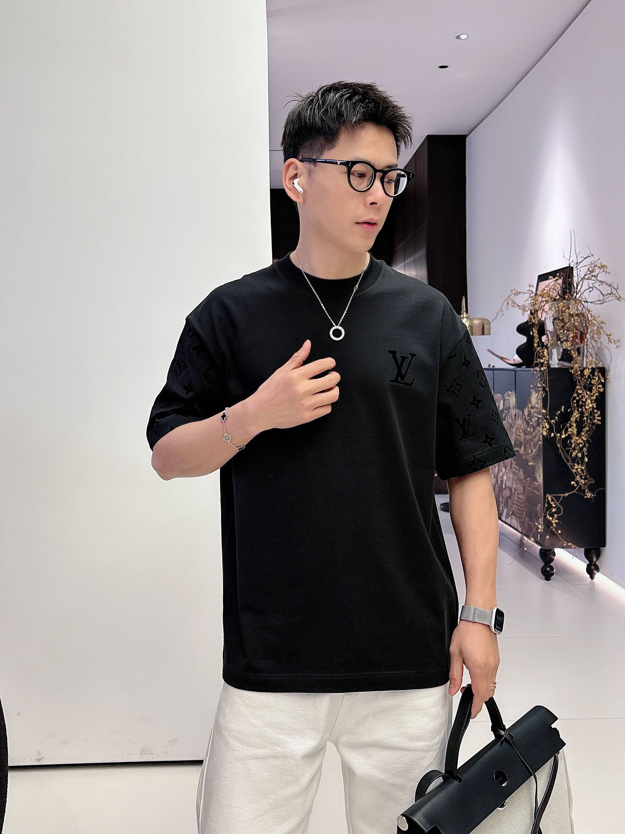 【 LV 2026春夏 · 高阶定制T恤】🔹 核心面料：秘鲁进口匹马棉 × 顶级丝光工艺🔹 核心体感：蚕