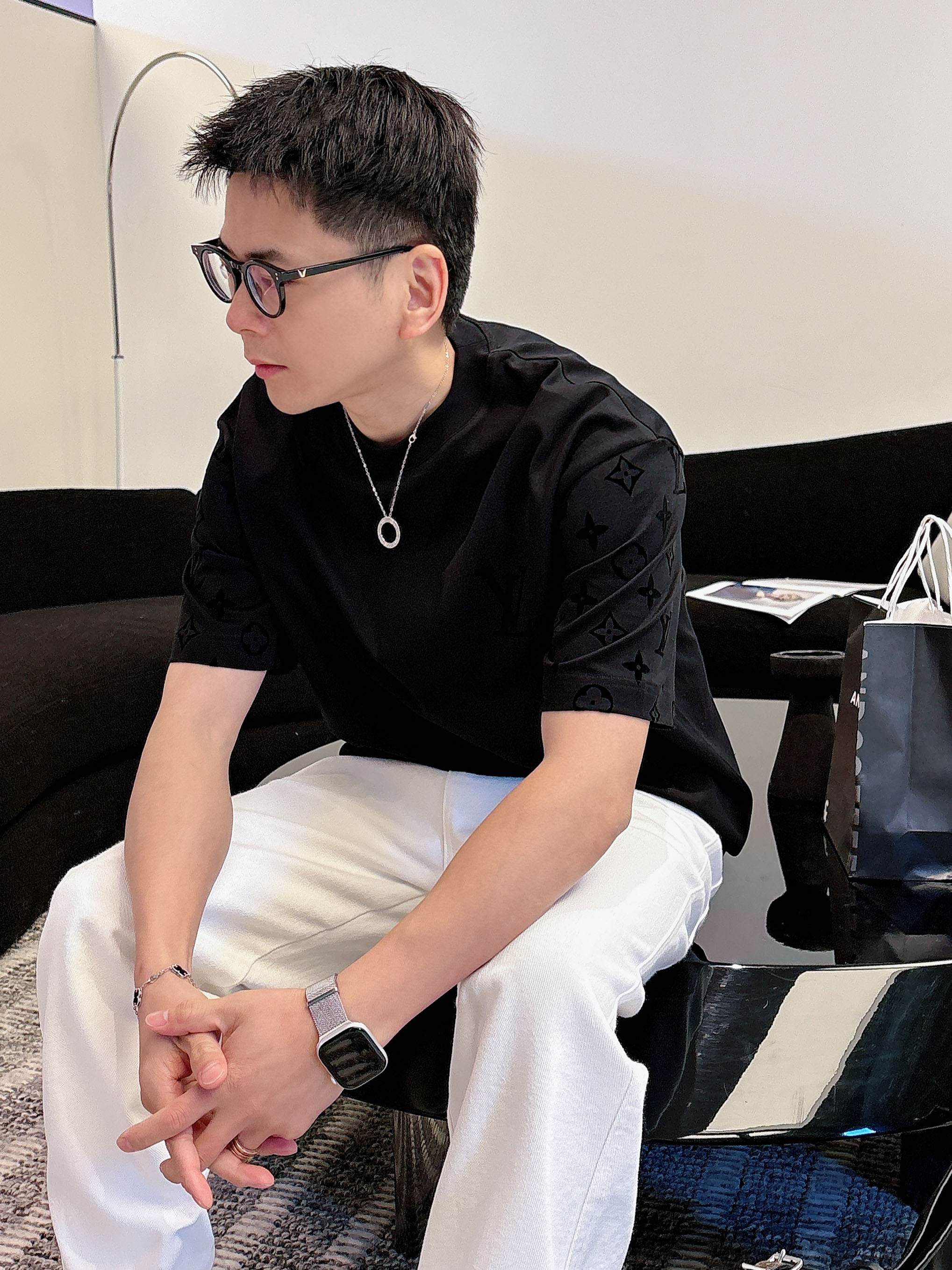 【 LV 2026春夏 · 高阶定制T恤】🔹 核心面料：秘鲁进口匹马棉 × 顶级丝光工艺🔹 核心体感：蚕
